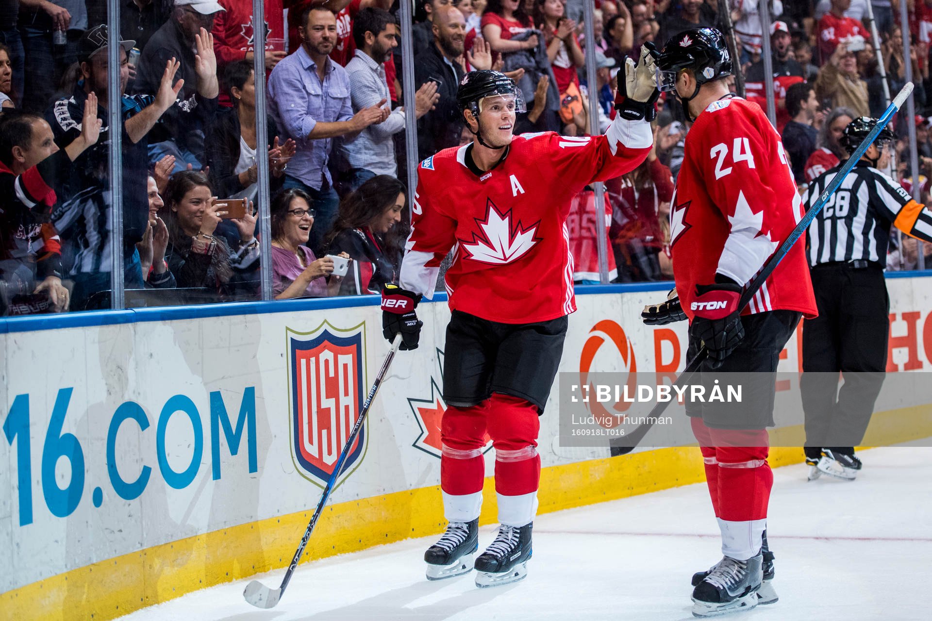 Kanadas Jonathan Toews jublar med Corey Perry