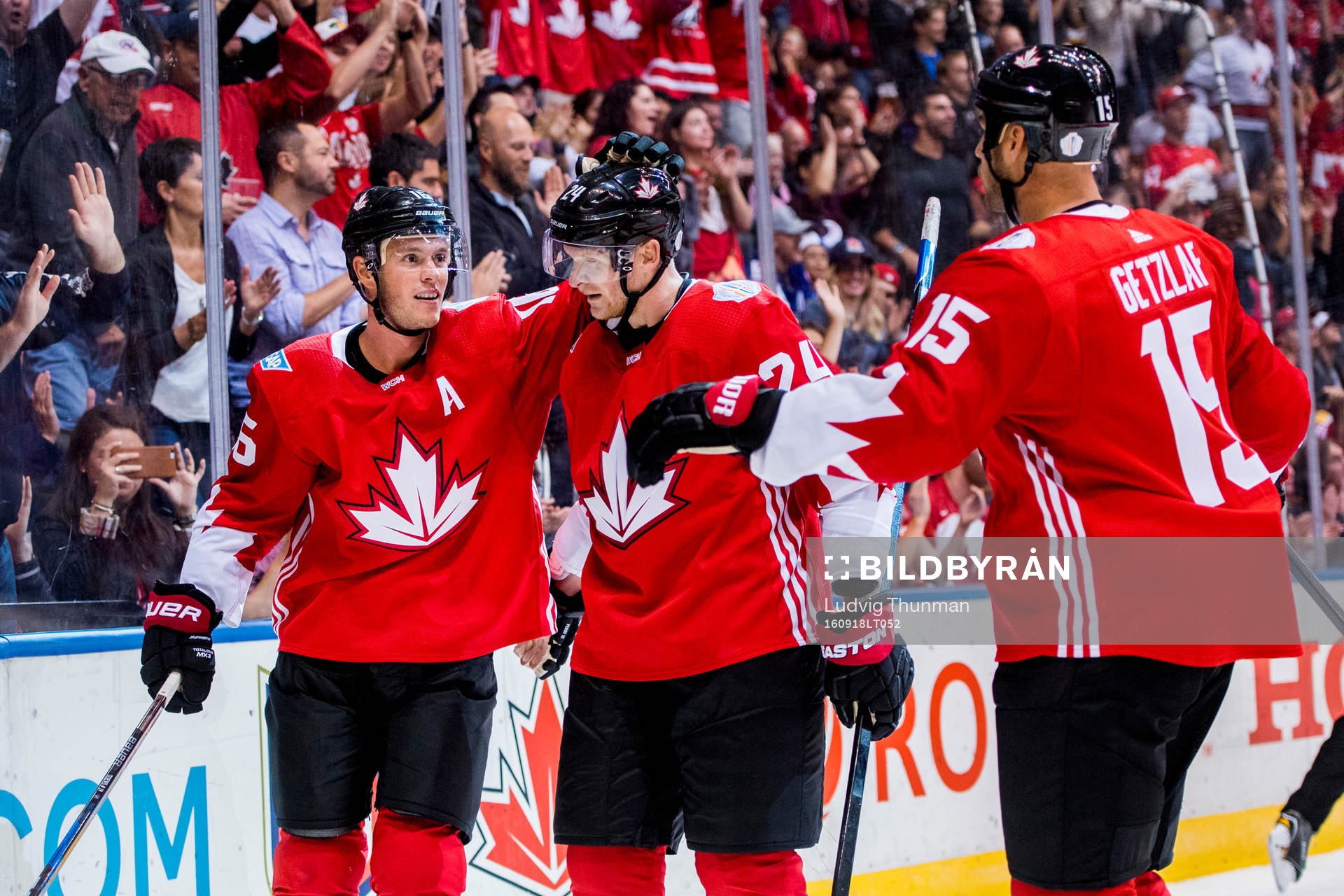 Kanadas Jonathan Toews kramar om Corey Perry