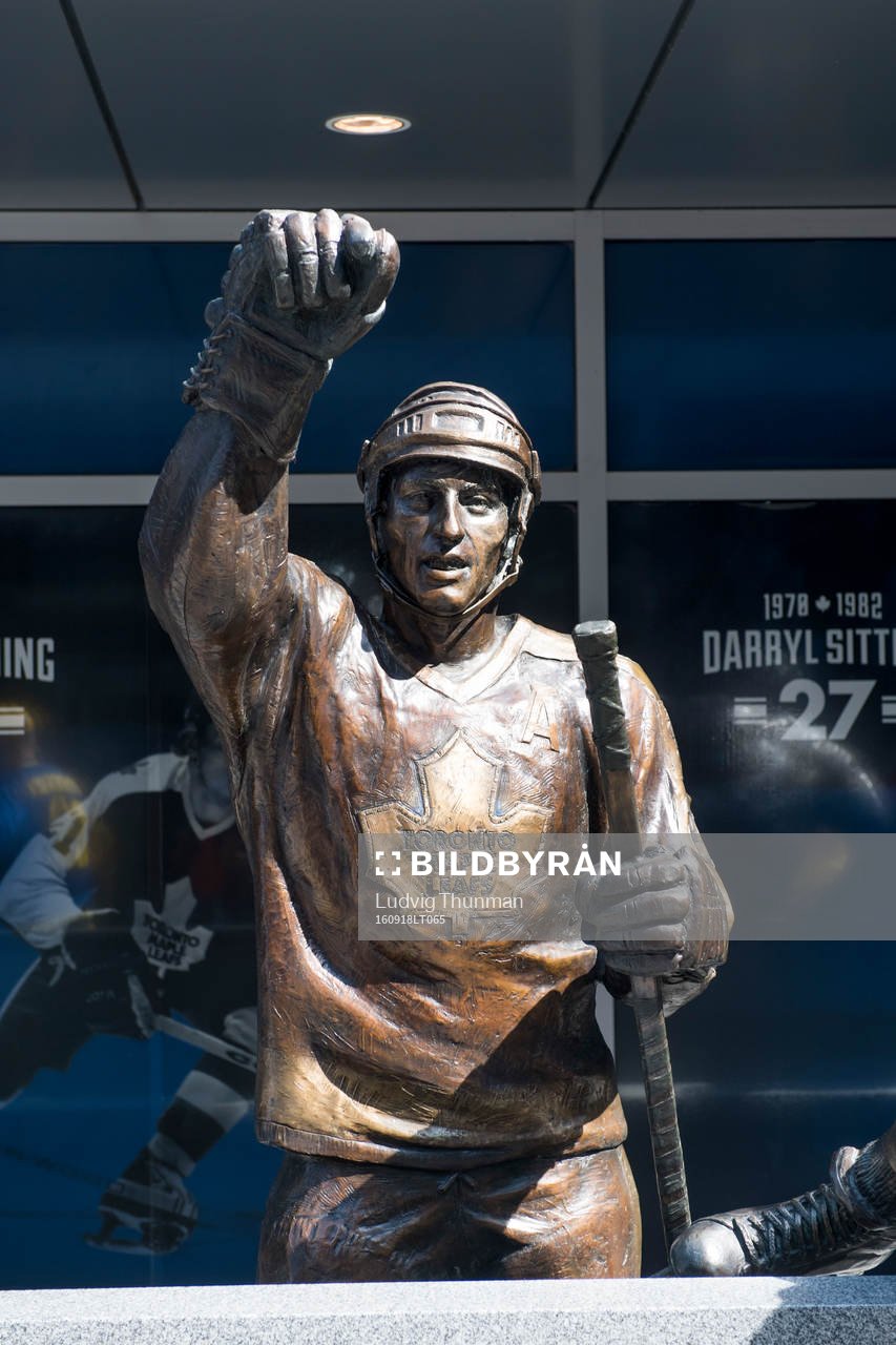 En staty av Börje Salming utanför Air Canada Center