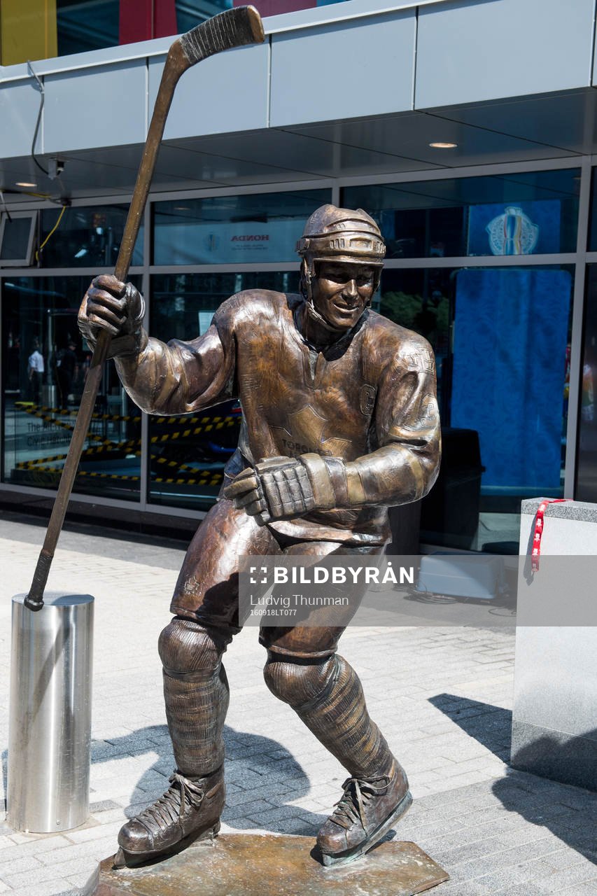 En staty av Mats Sundin framför Air Canada Center
