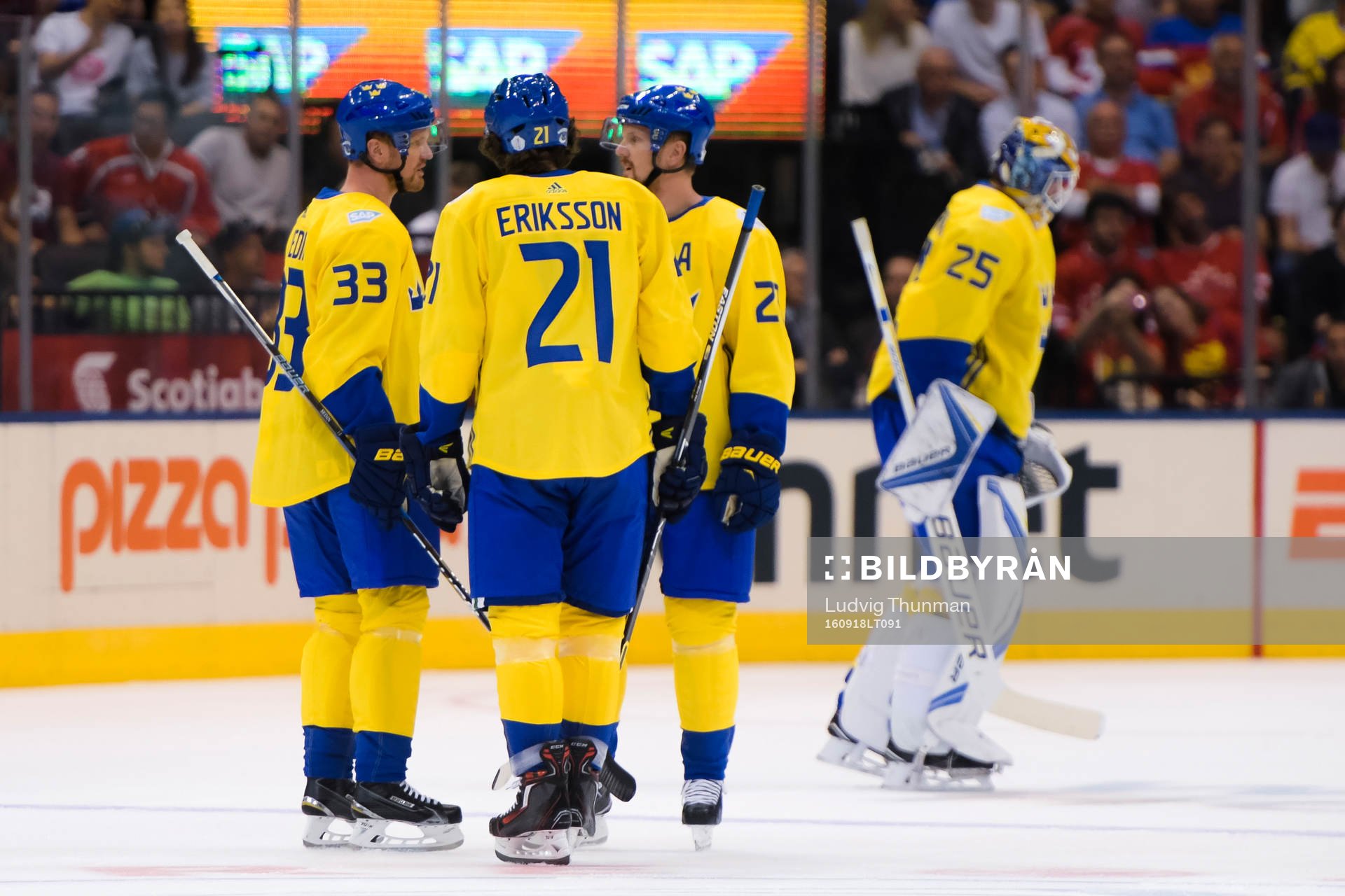 Sveriges Henrik Sedin , Loui Eriksson  och Daniel Sedin i