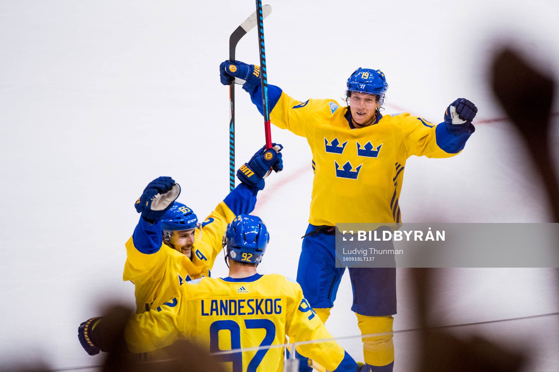 Sveriges Mikael Backlund och Erik Karlsson jublar med