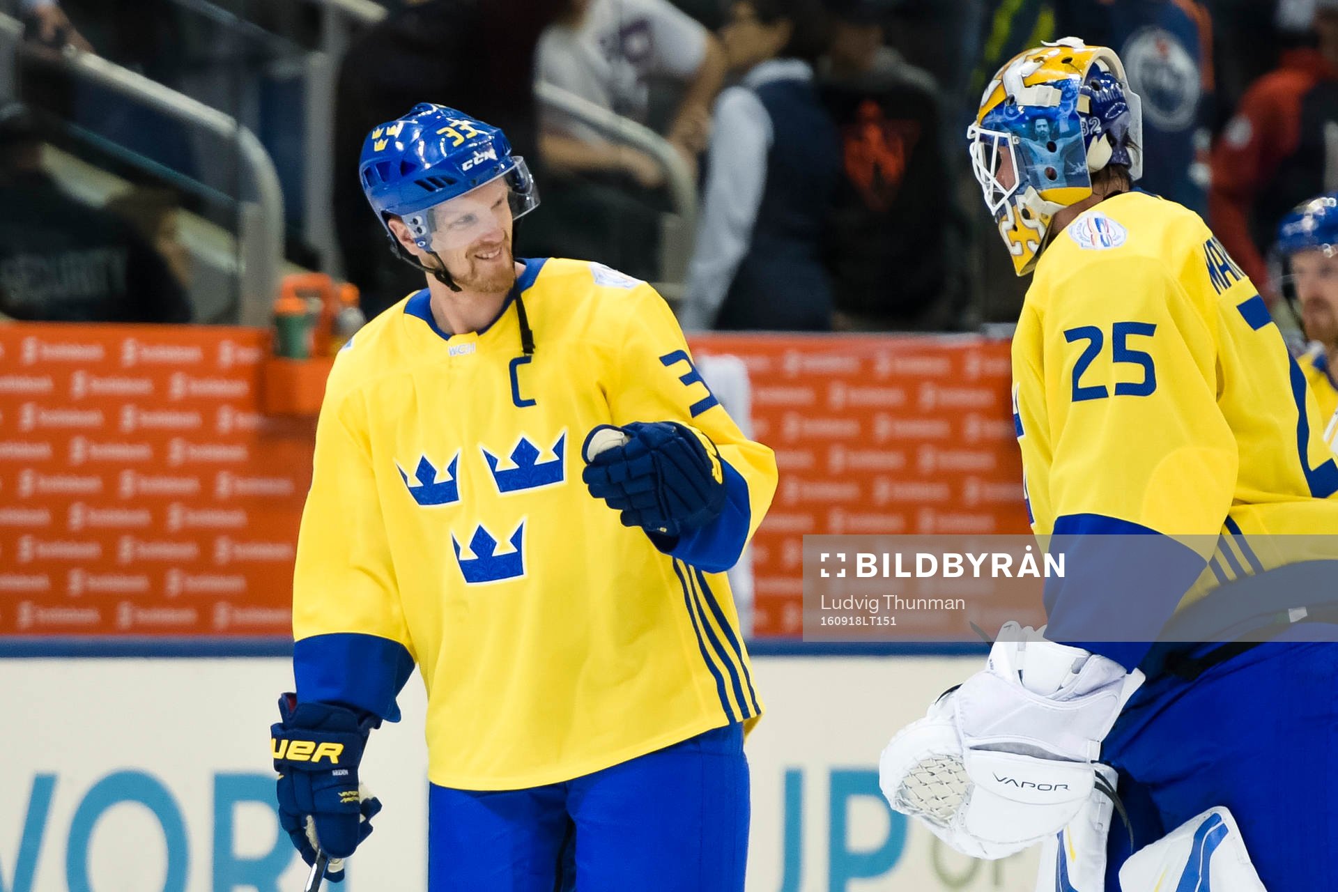 Sveriges Henrik Sedin och målvakt Jacob Markström jublar