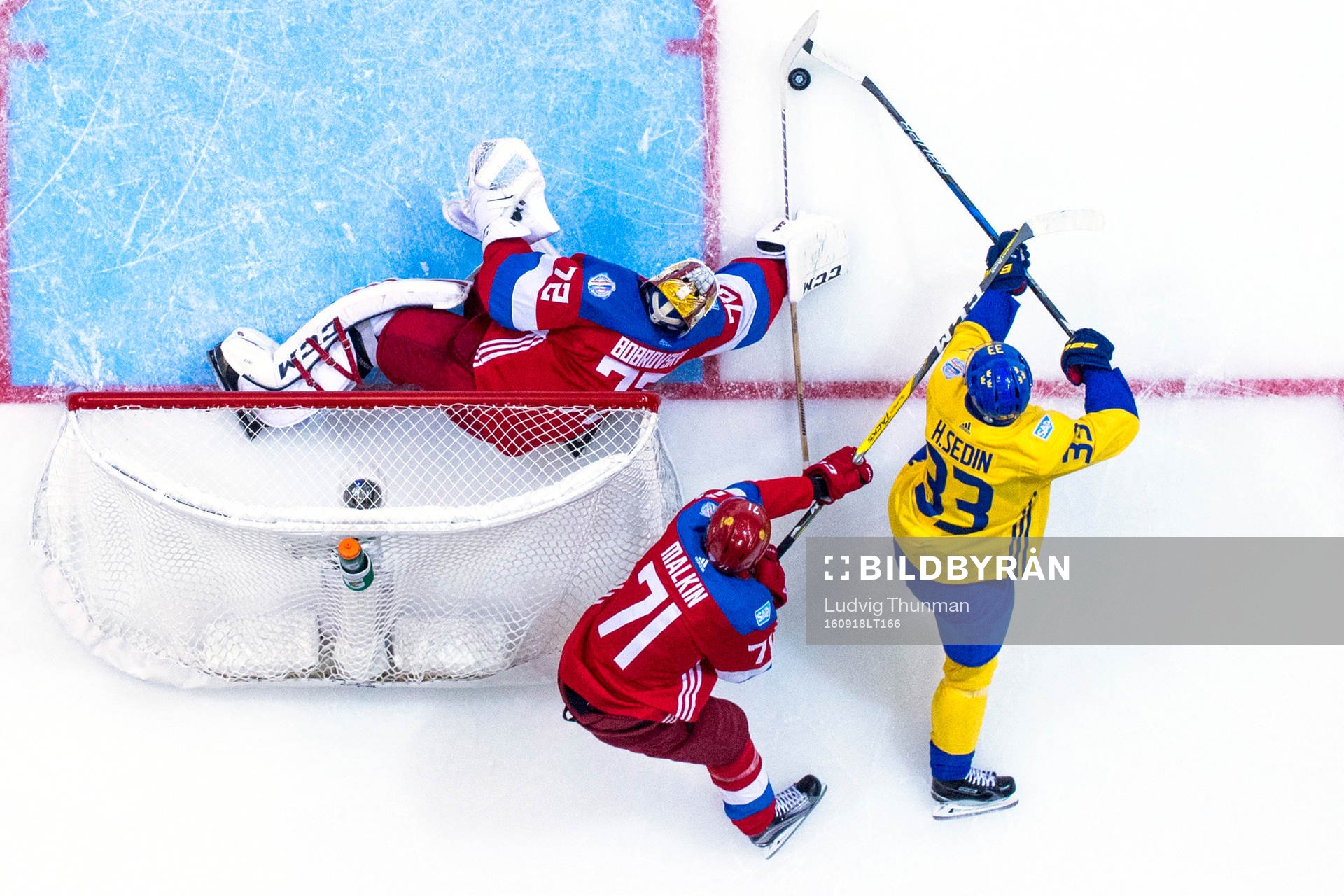 Sveriges Henrik Sedin försöker få in pucken bakom
