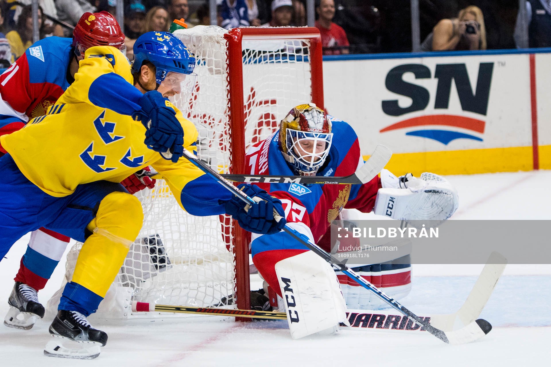 Sveriges Daniel Sedin och Rysslands målvakt Sergei