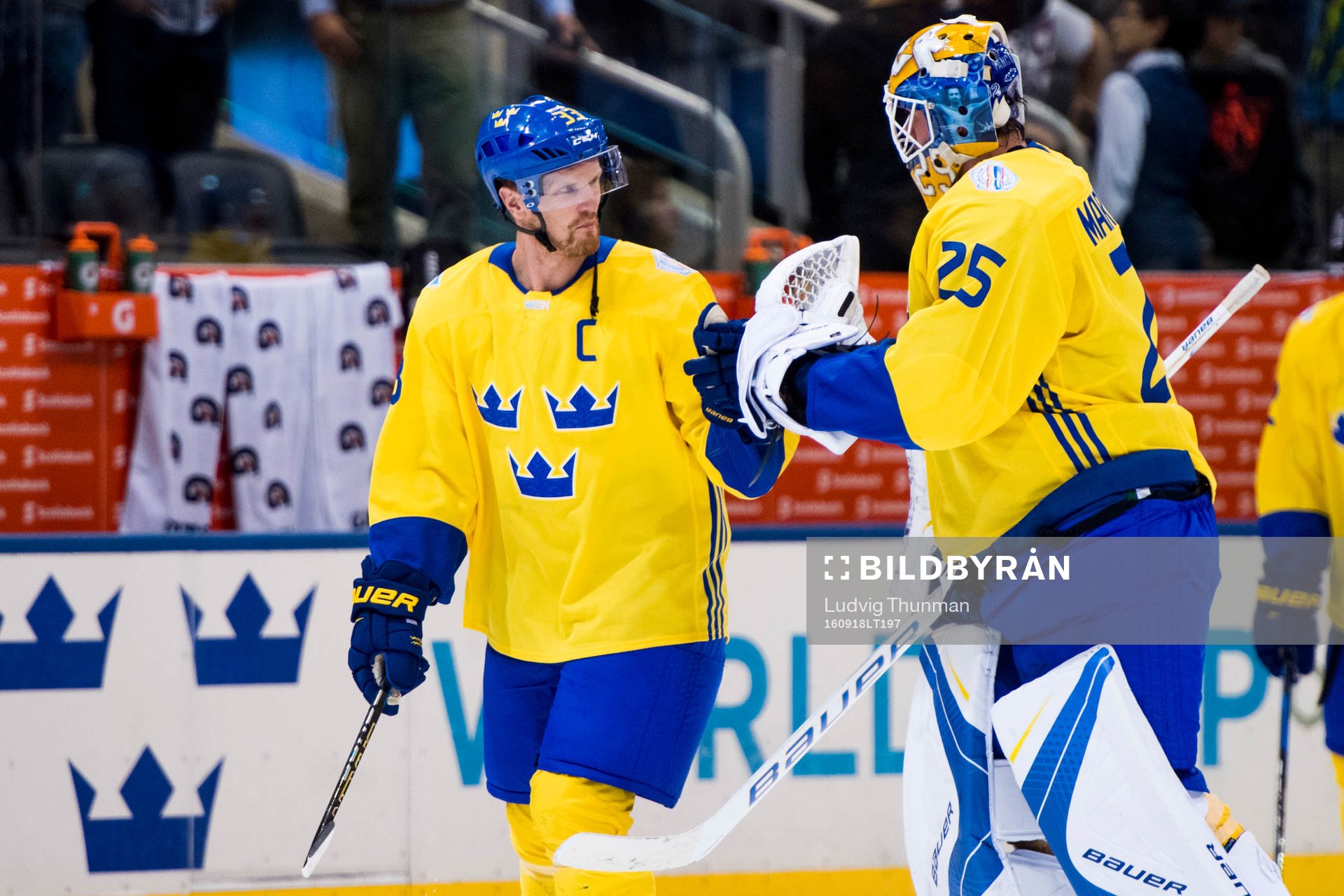Sveriges Henrik Sedin jublar med målvakt Jacob Markström