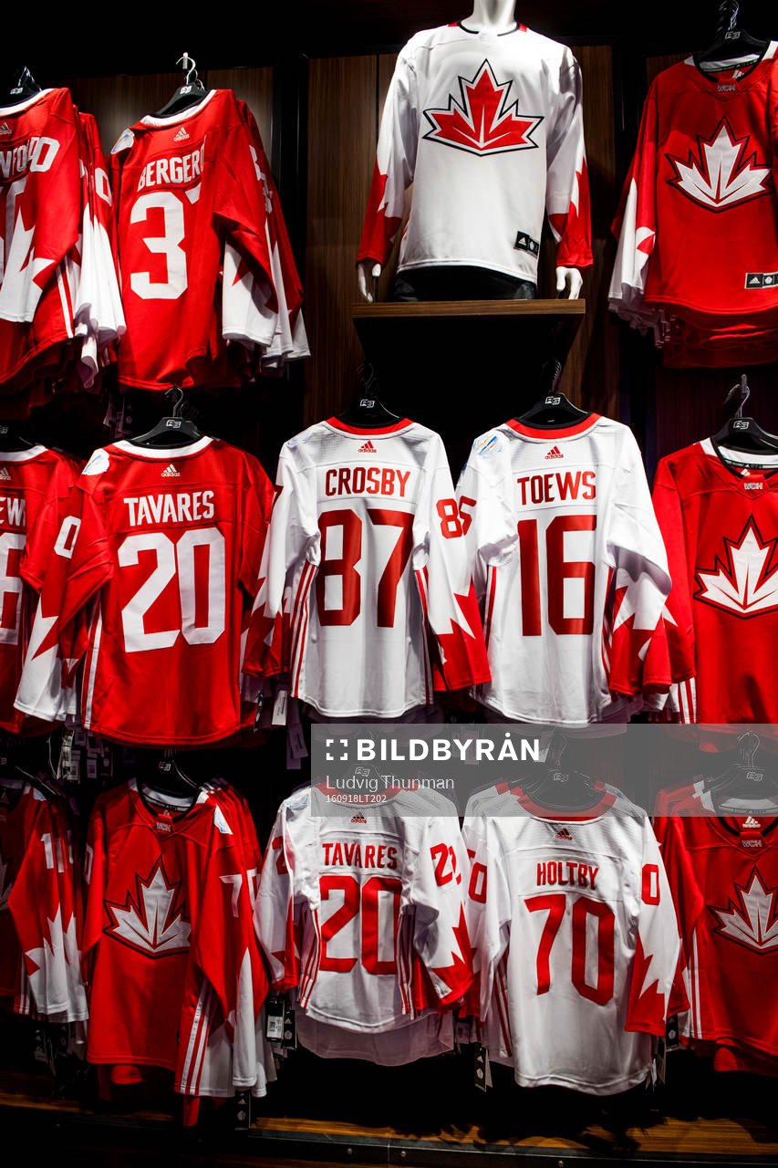 En vägg med Kanadas matchtröjor i en souvenir shop