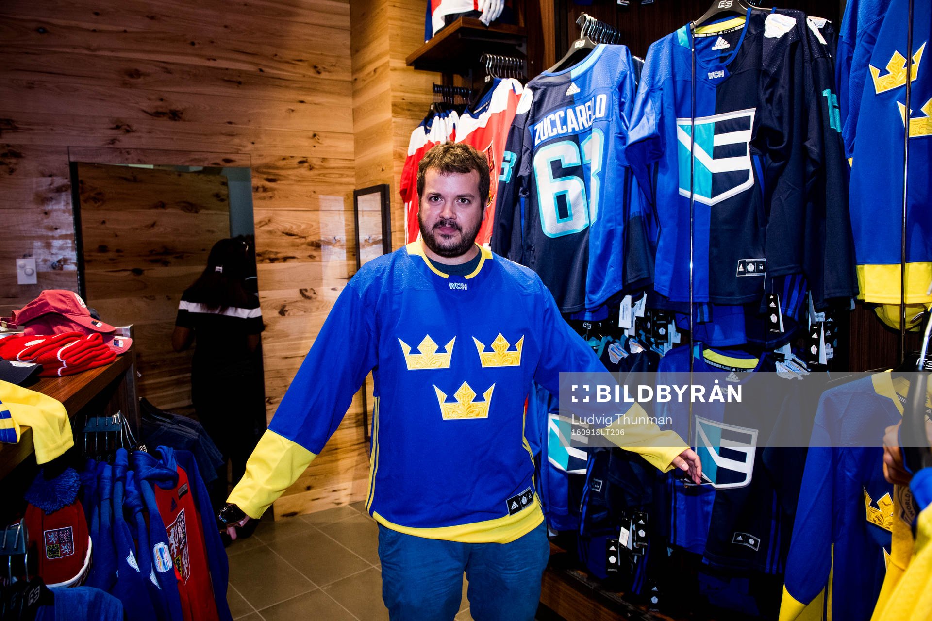 En svensk supporter provar sveriges matchtröja i en