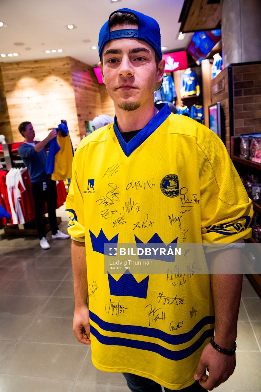 En svensk supporter med sverige matchtröja med autografer
