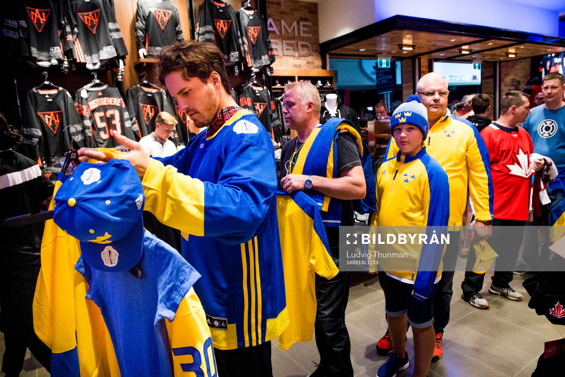 Svenska supportrar köar för att betala sina souvenirer