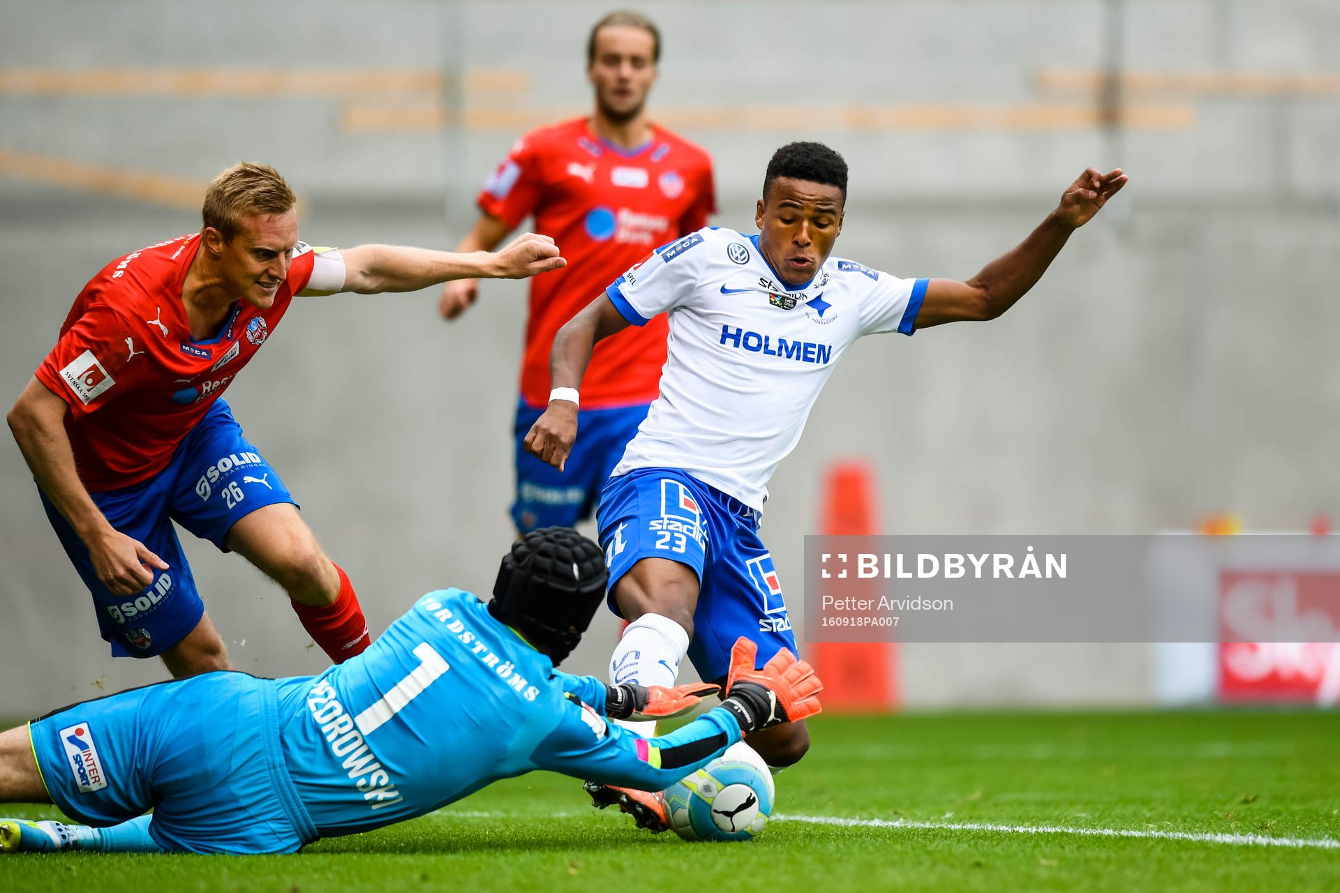 Norrköpings Niclas Eliasson i kamp mot Helsingborgs Peter