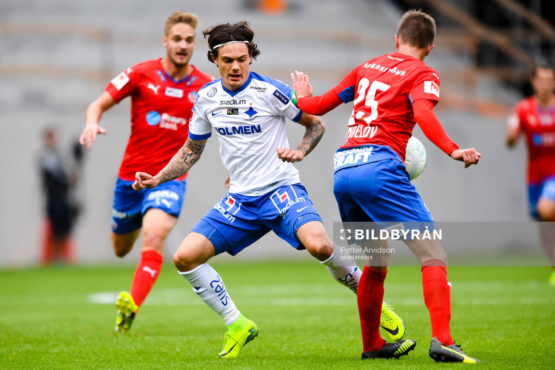 NNorrköpings David Moberg Karlsson och Helsingborgs Felix Bindelöv under fotbollsmatchen i Allsvenskan mellan Helsingborg och Norrköping den 18 september 2016 i Helsingborg.
