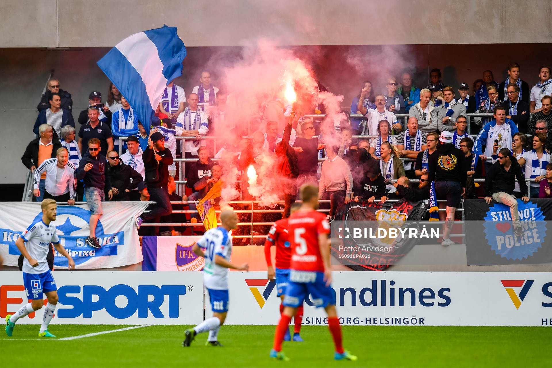 Norrköpings supportrar med bengaler