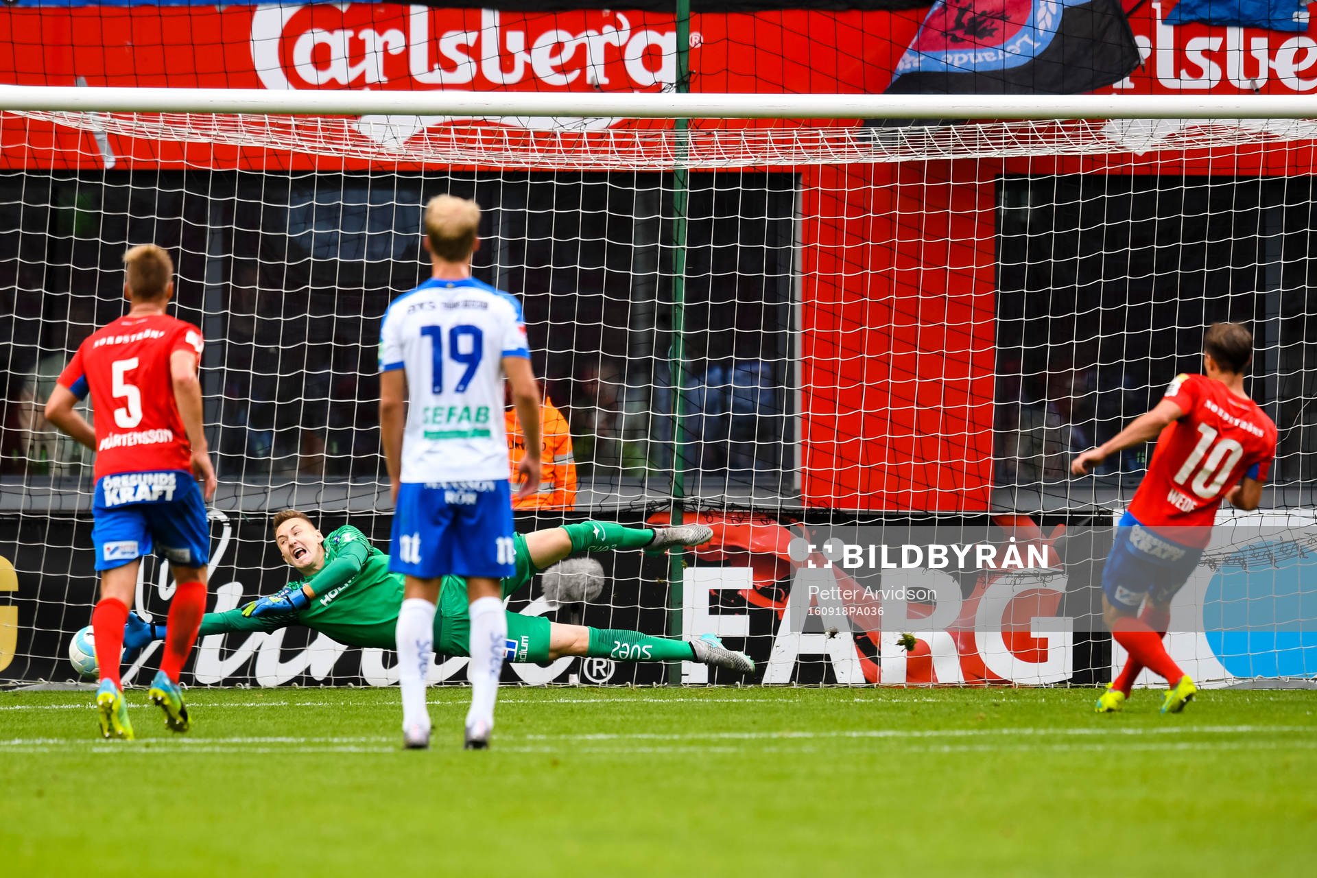 Helsingborgs Anton Wede reducerar till 1-2 på straff