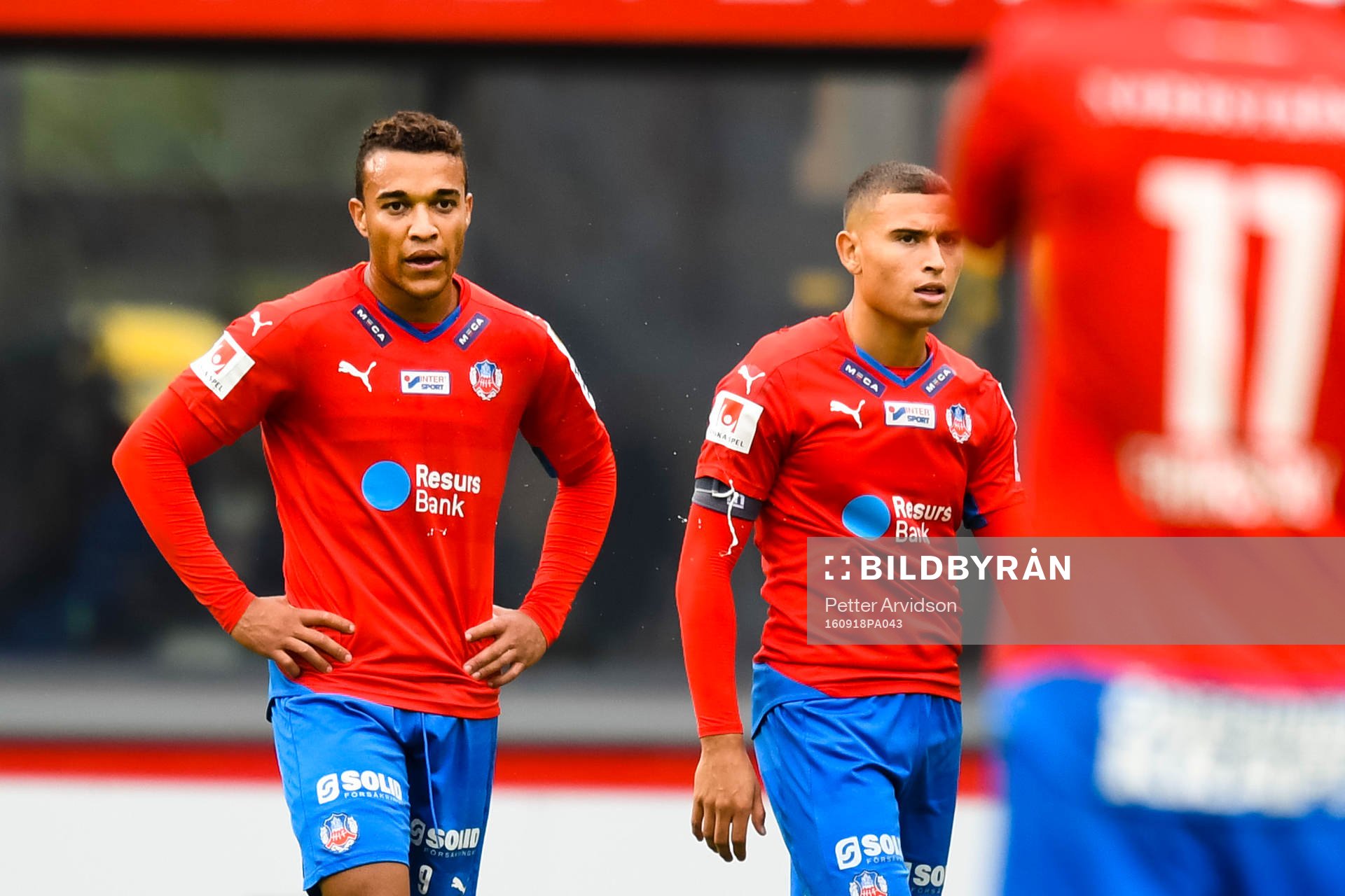 Helsingborgs Tyrell Rusike och Jordan Larsson deppar