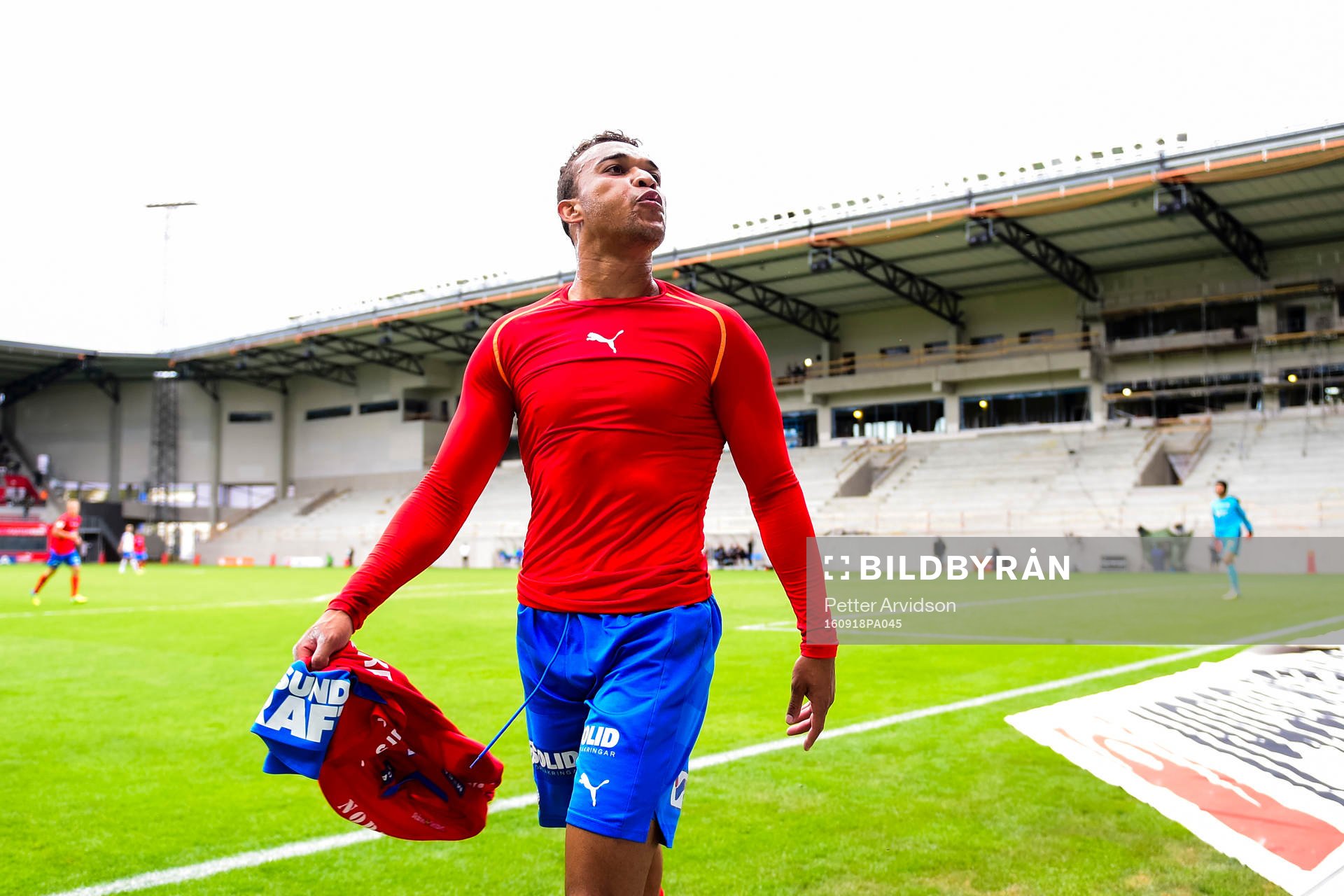 Helsingborgs Tyrell Rusike reagerar mot Norrköpings