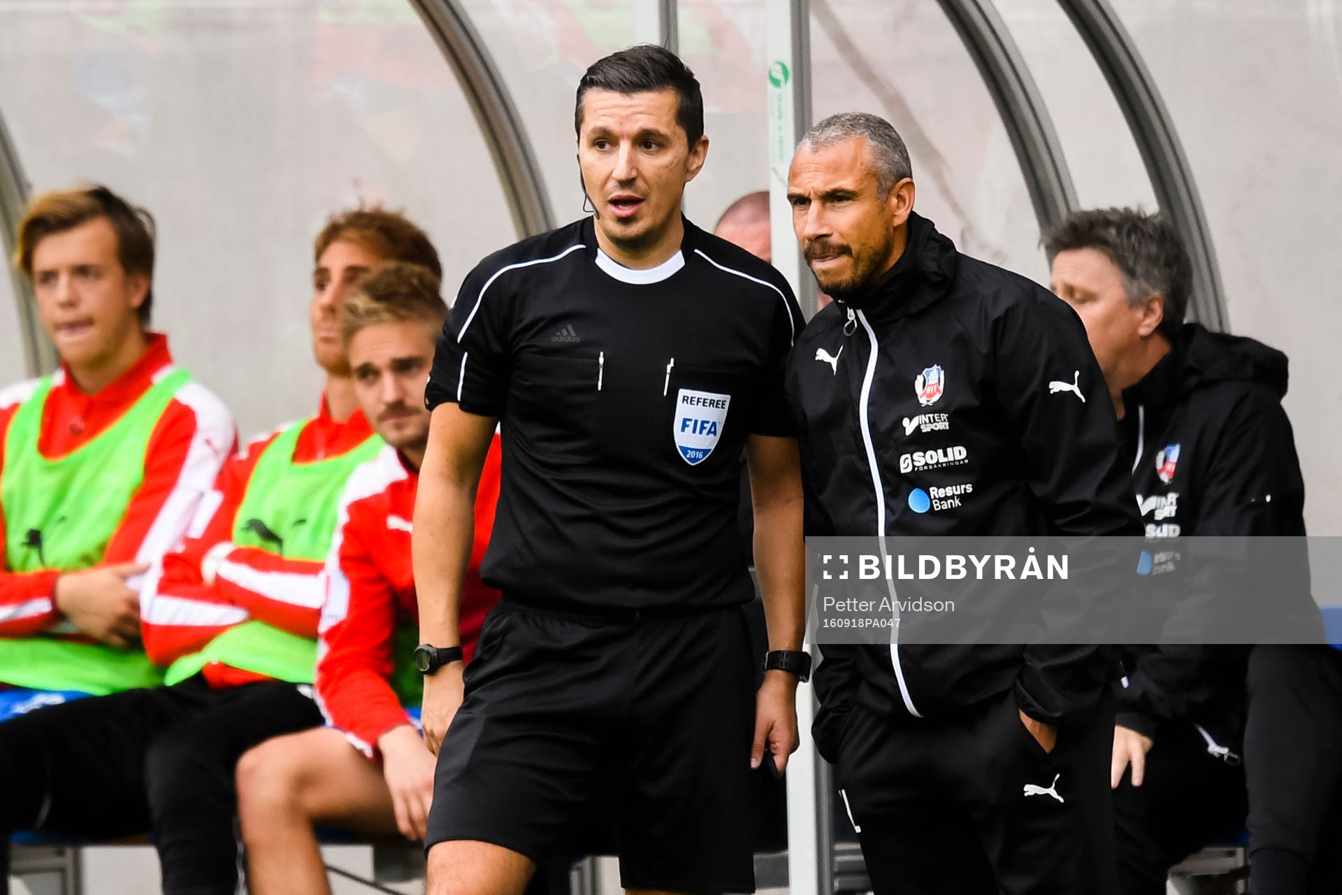Domare Kristoffer Karlsson och Helsingborgs manager Henrik