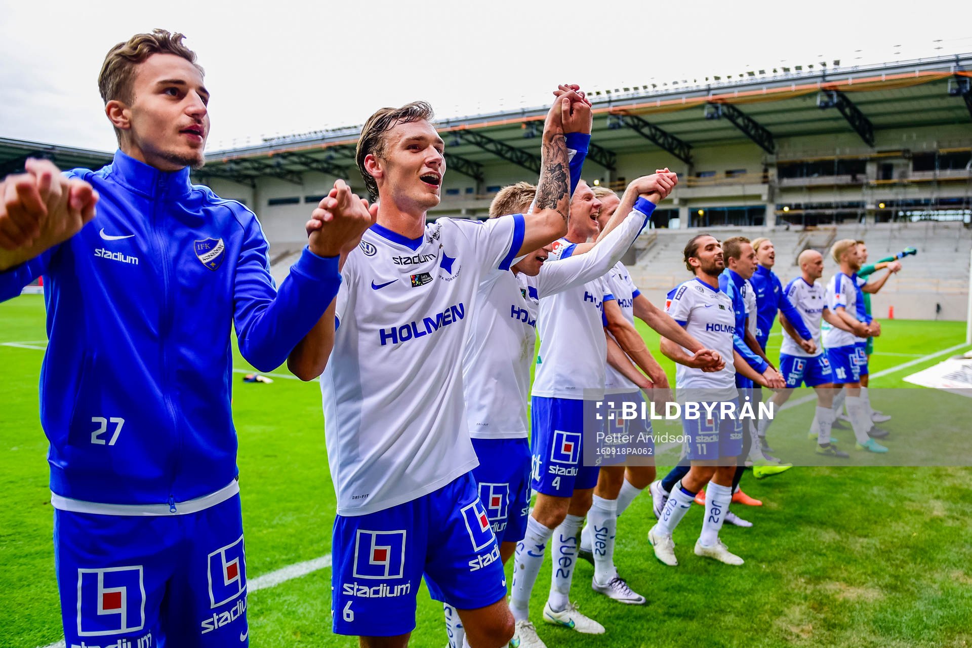 Norrköpings Linus Wahlqvist jublar efter fotbollsmatchen i Allsvenskan mellan Helsingborg och Norrköping den 18 september 2016 i Helsingborg.
