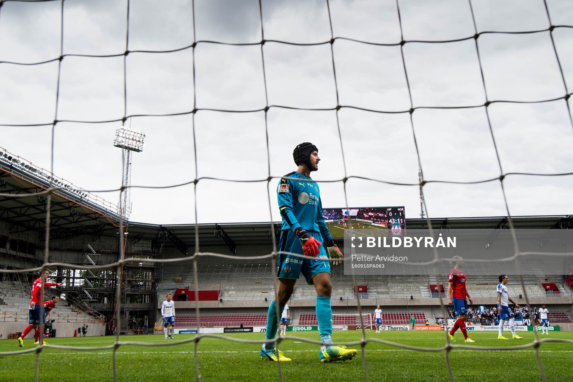 Helsingborgs målvakt Matt Pyzdrowski deppar