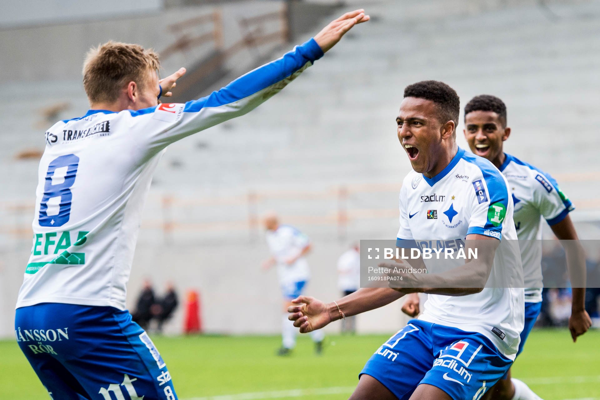 Norrköpings Niclas Eliasson (th) jublar med Nicklas Bärkroth (tv) efter sitt 0-2 mål under fotbollsmatchen i Allsvenskan mellan Helsingborg och Norrköping den 18 september 2016 i Helsingborg.