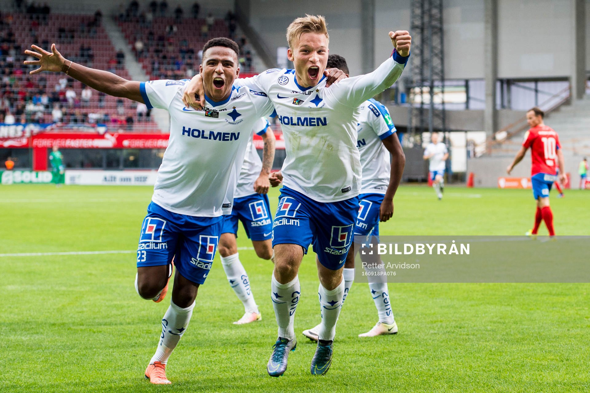 Norrköpings Niclas Eliasson (tv) jublar med Nicklas Bärkroth (th) efter sitt 0-2 mål under fotbollsmatchen i Allsvenskan mellan Helsingborg och Norrköping den 18 september 2016 i Helsingborg.