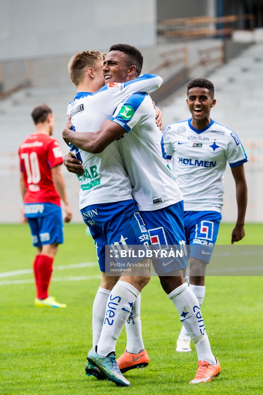 Norrköpings Niclas Eliasson (th) jublar med Nicklas