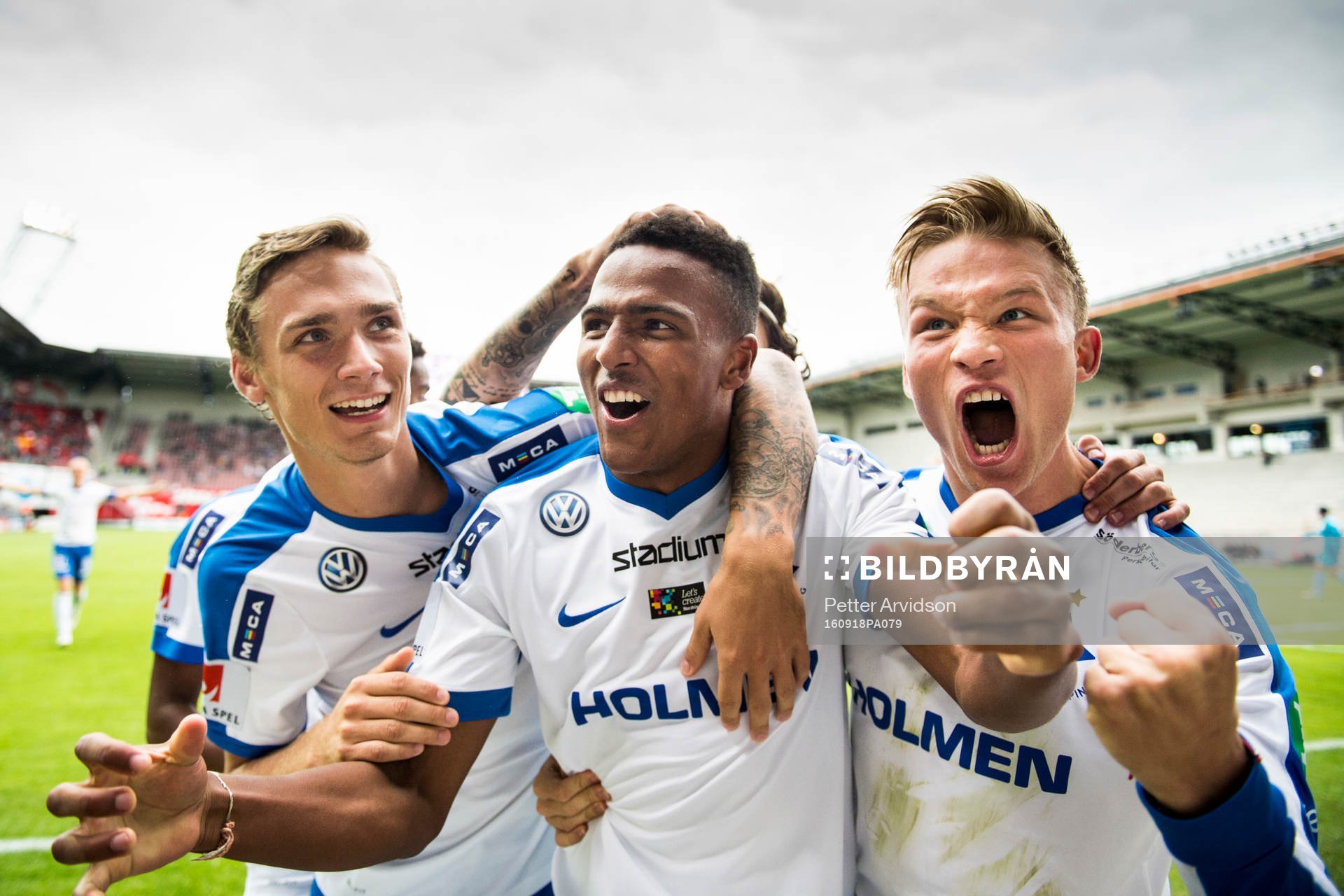 Norrköpings Niclas Eliasson (m) jublar med Linus Wahlqvist
