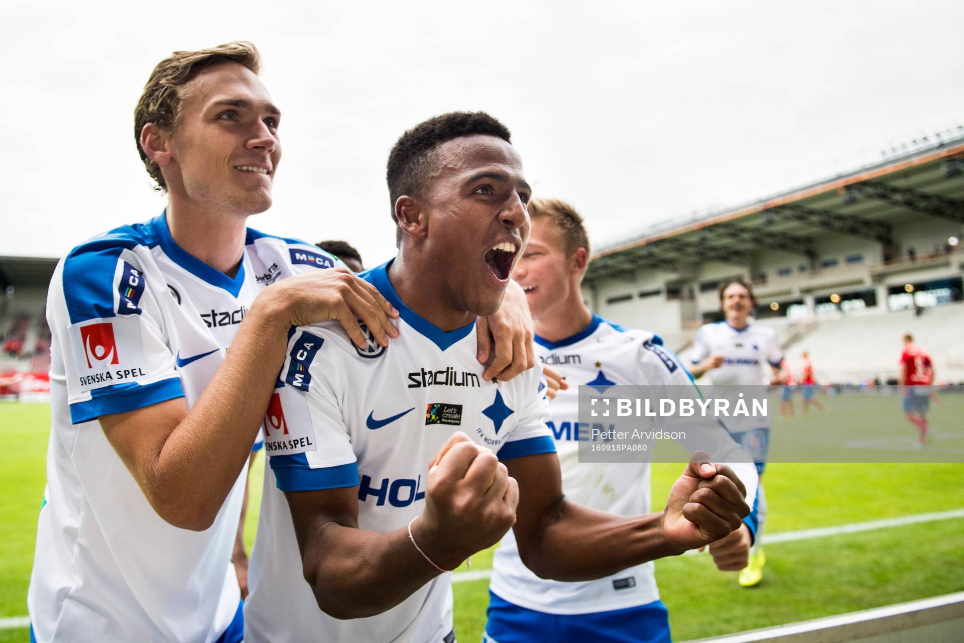 Norrköpings Niclas Eliasson (m) jublar med Linus Wahlqvist