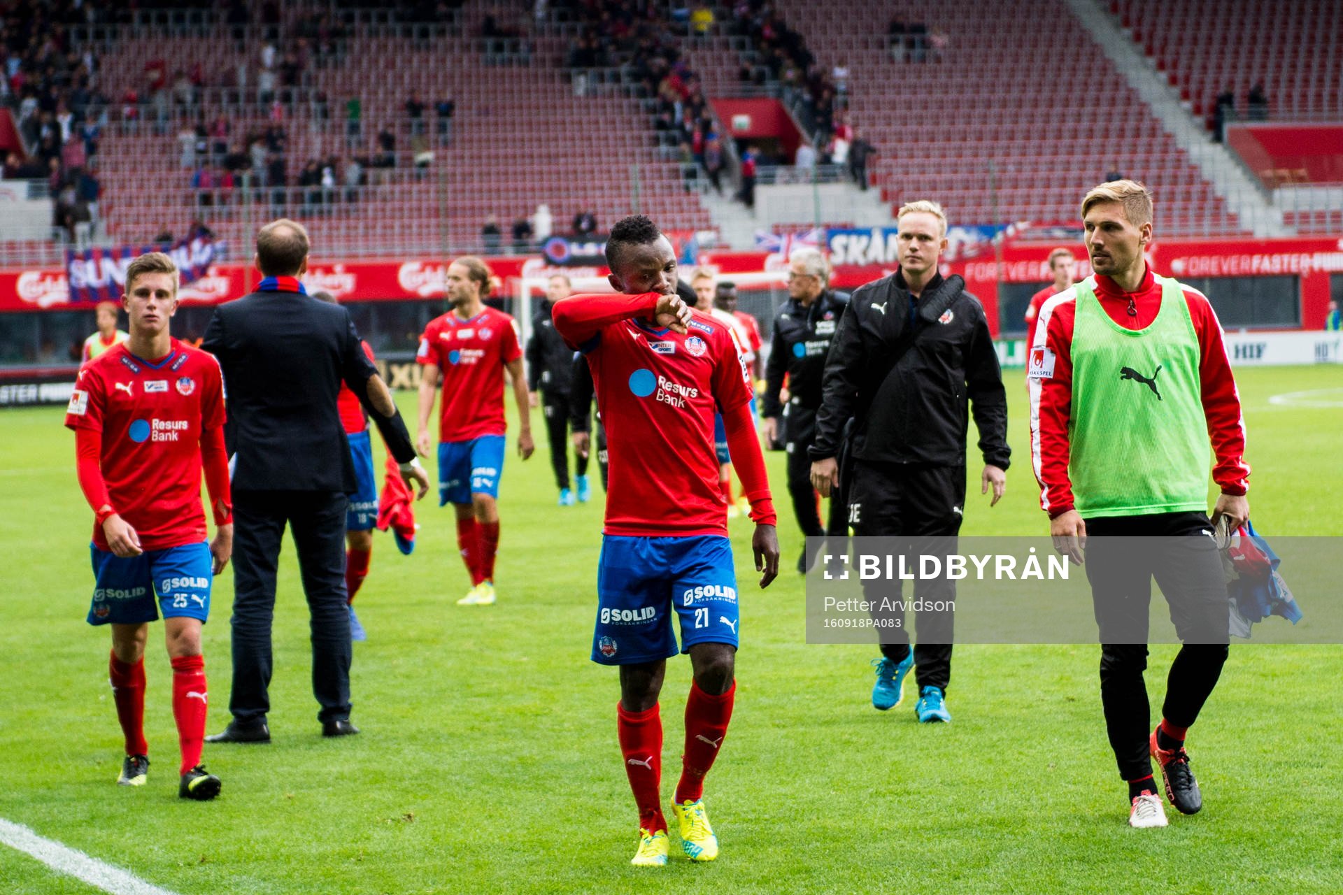 Helsingborgs spelare med Monday Samuel (m) deppar när dom