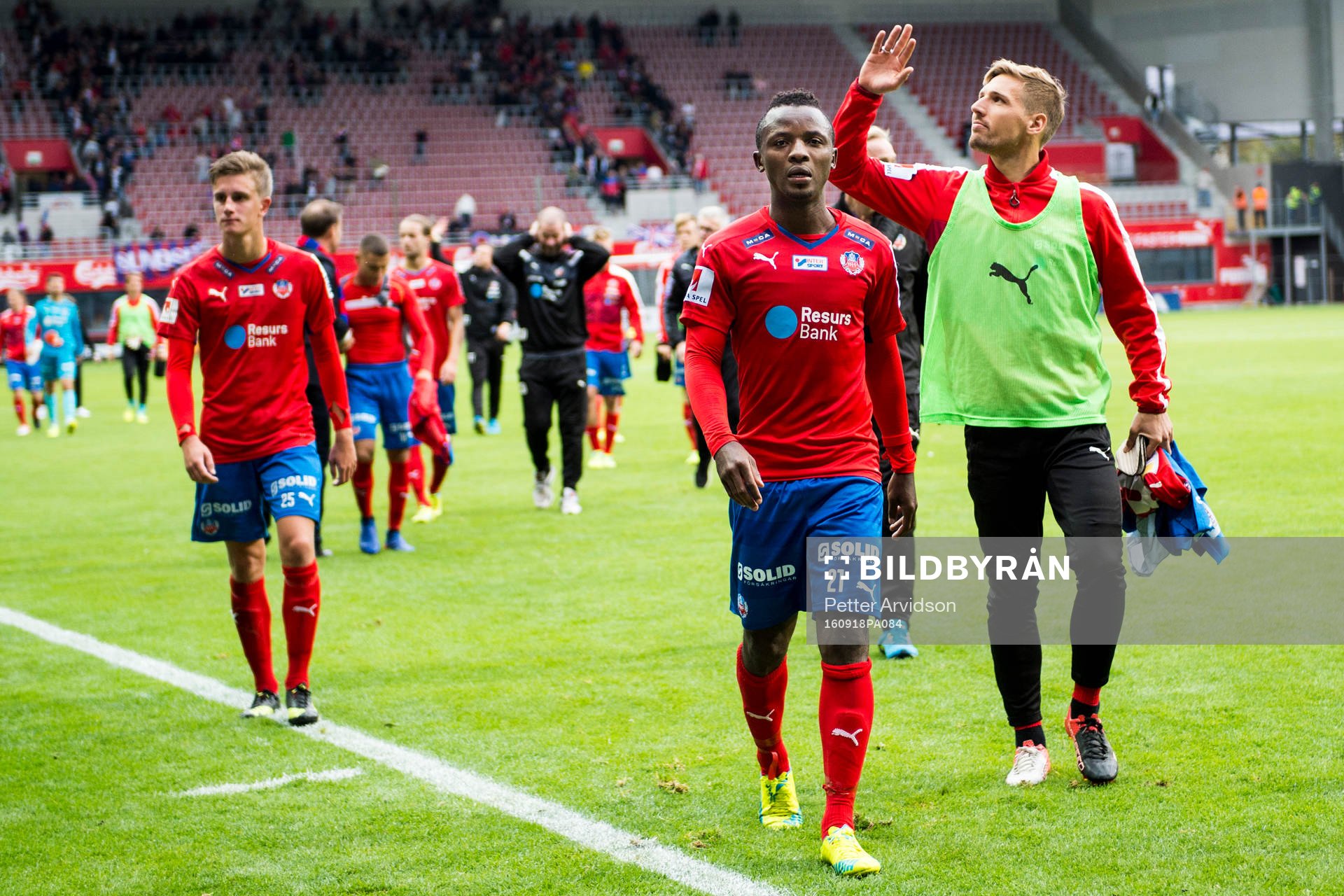 Helsingborgs spelare med Monday Samuel (m) deppar när dom