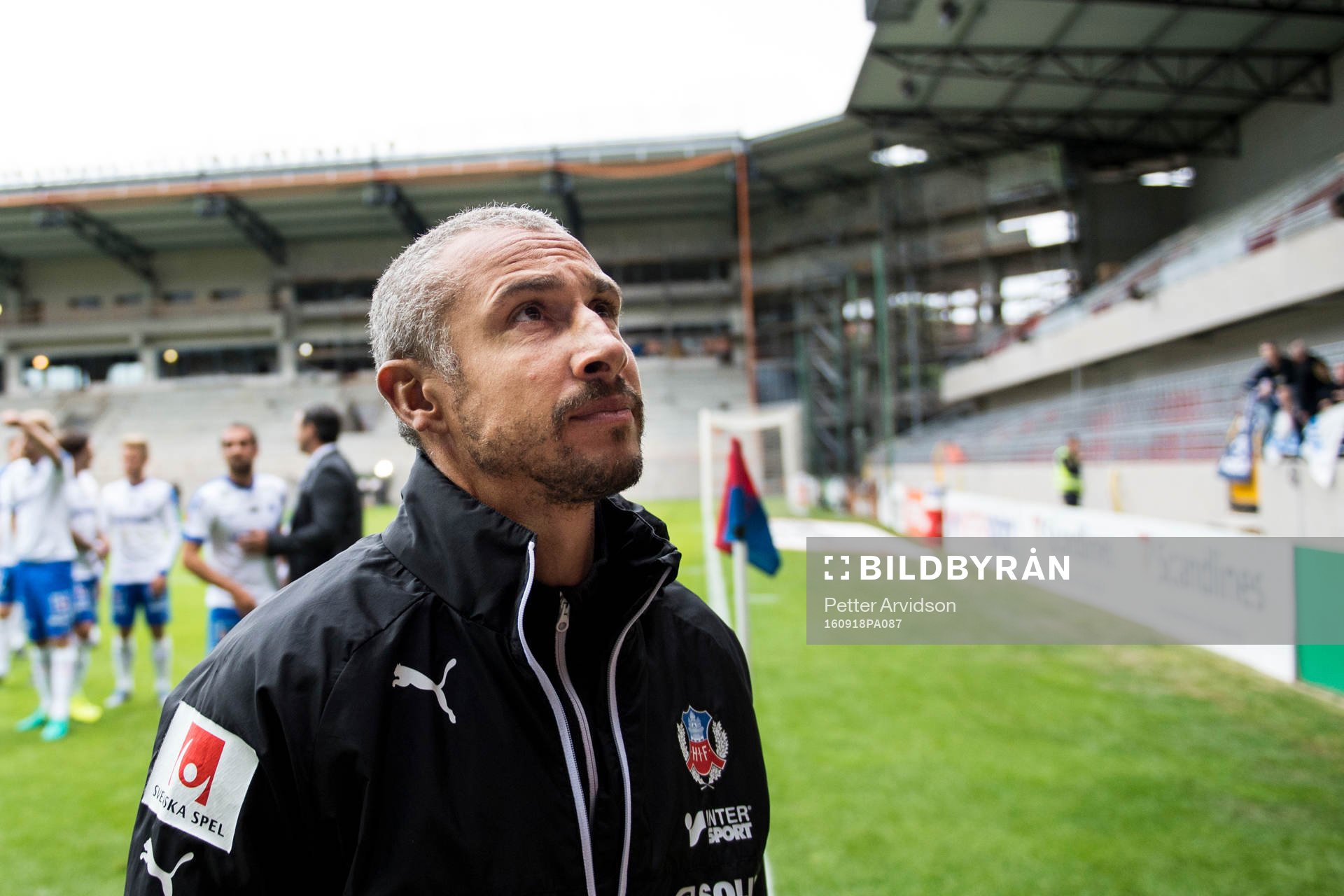 Helsingborgs manager Henrik Larsson deppar när han lämnar