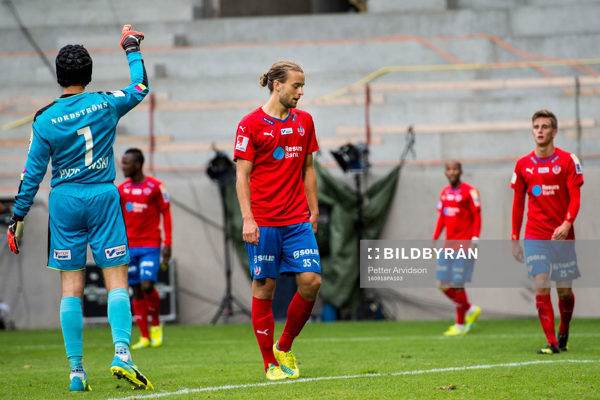 Helsingborgs Jonatan Olsson och Felix Bindelöv deppar