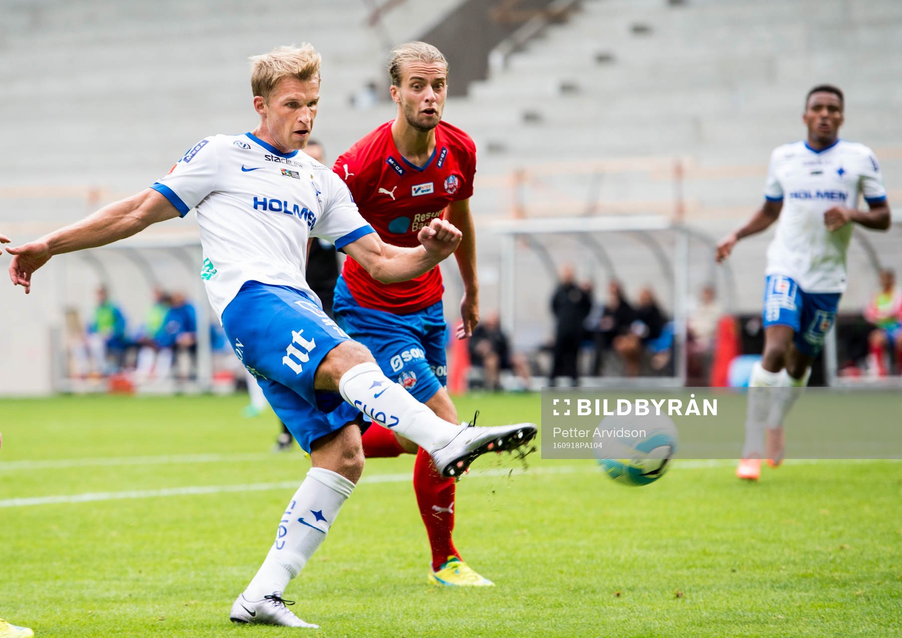 Norrköpings Sebastian Andersson testar skott bredvid