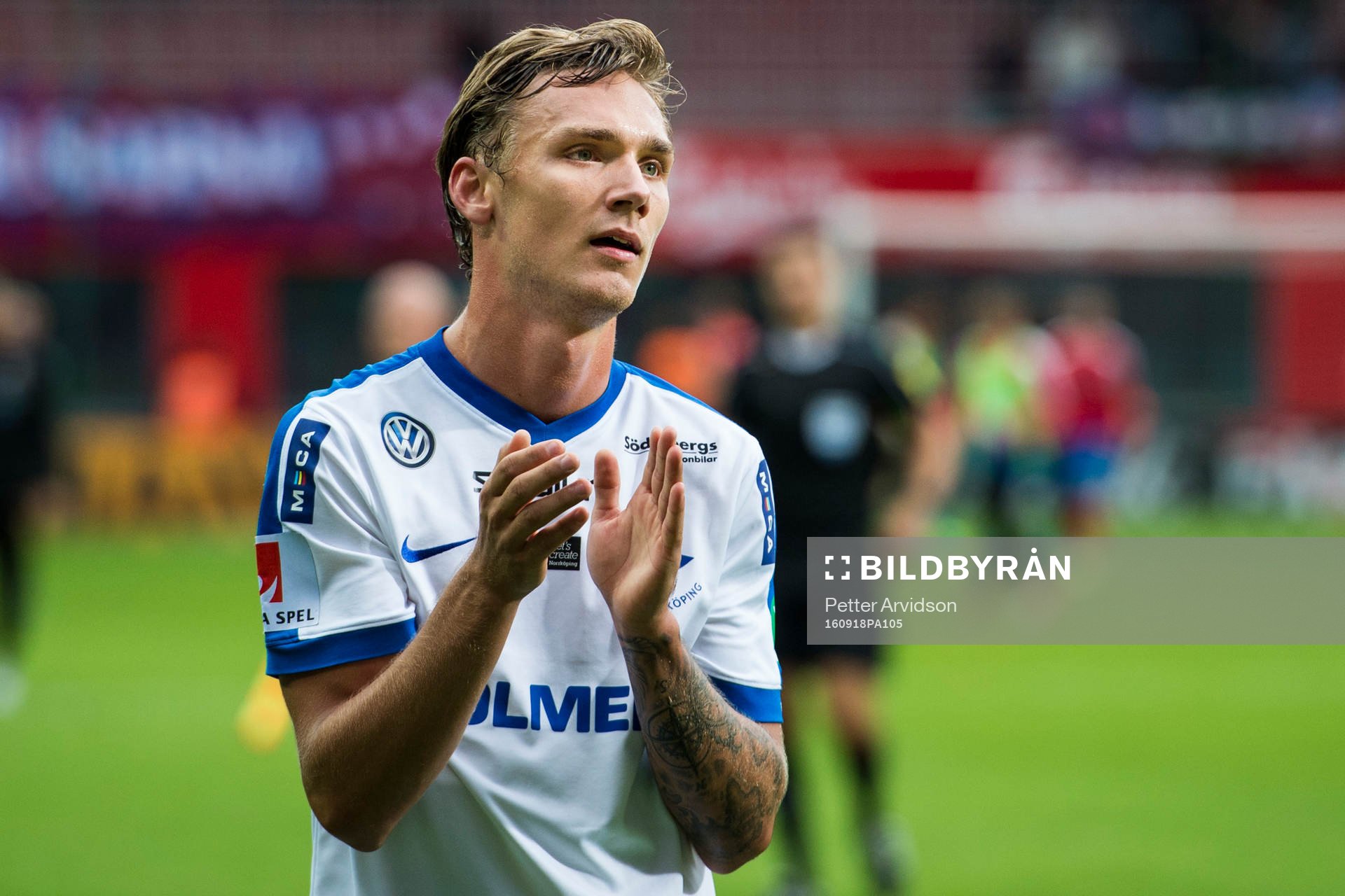 Norrköpings Linus Wahlqvist tackar publiken efter fotbollsmatchen i Allsvenskan mellan Helsingborg och Norrköping den 18 september 2016 i Helsingborg.