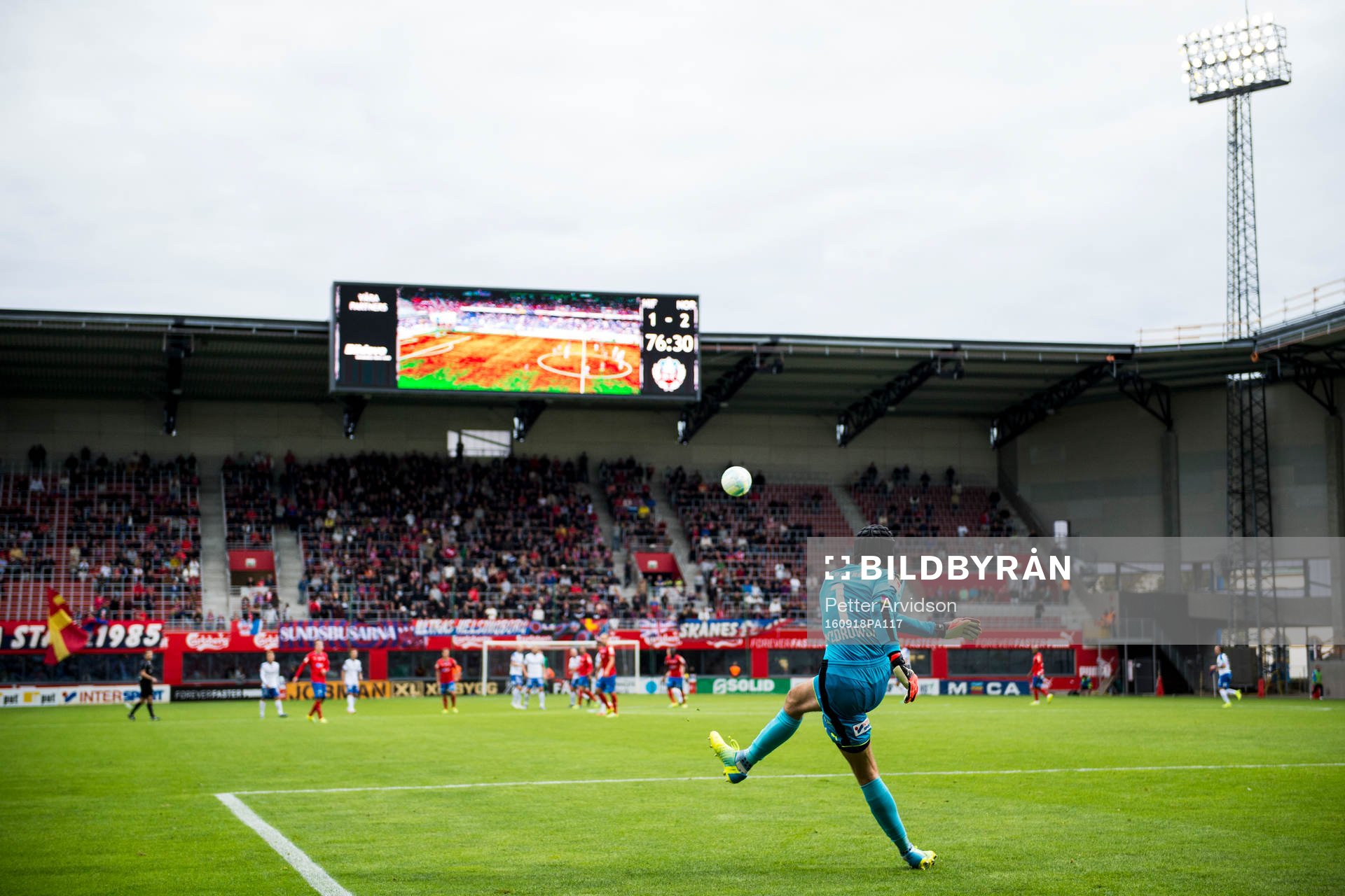 Helsingborgs målvakt Matt Pyzdrowski med en utspark