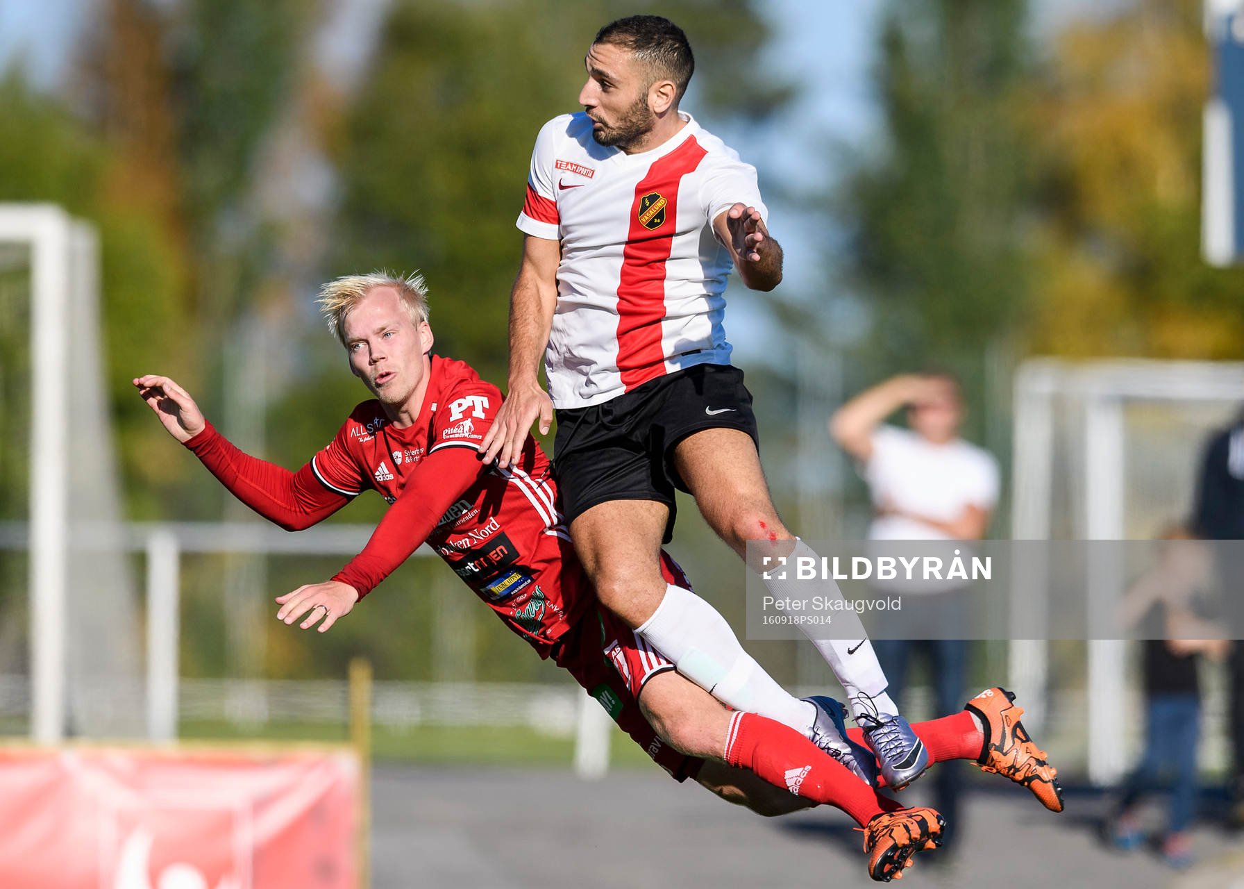 Piteå:s Kristoffer Thydell i duell med Vasalunds Danny Tadaris under fotbollsmatchen i division 1 norra mellan Piteå och Vasalund den 18 september 2016 i Piteå.