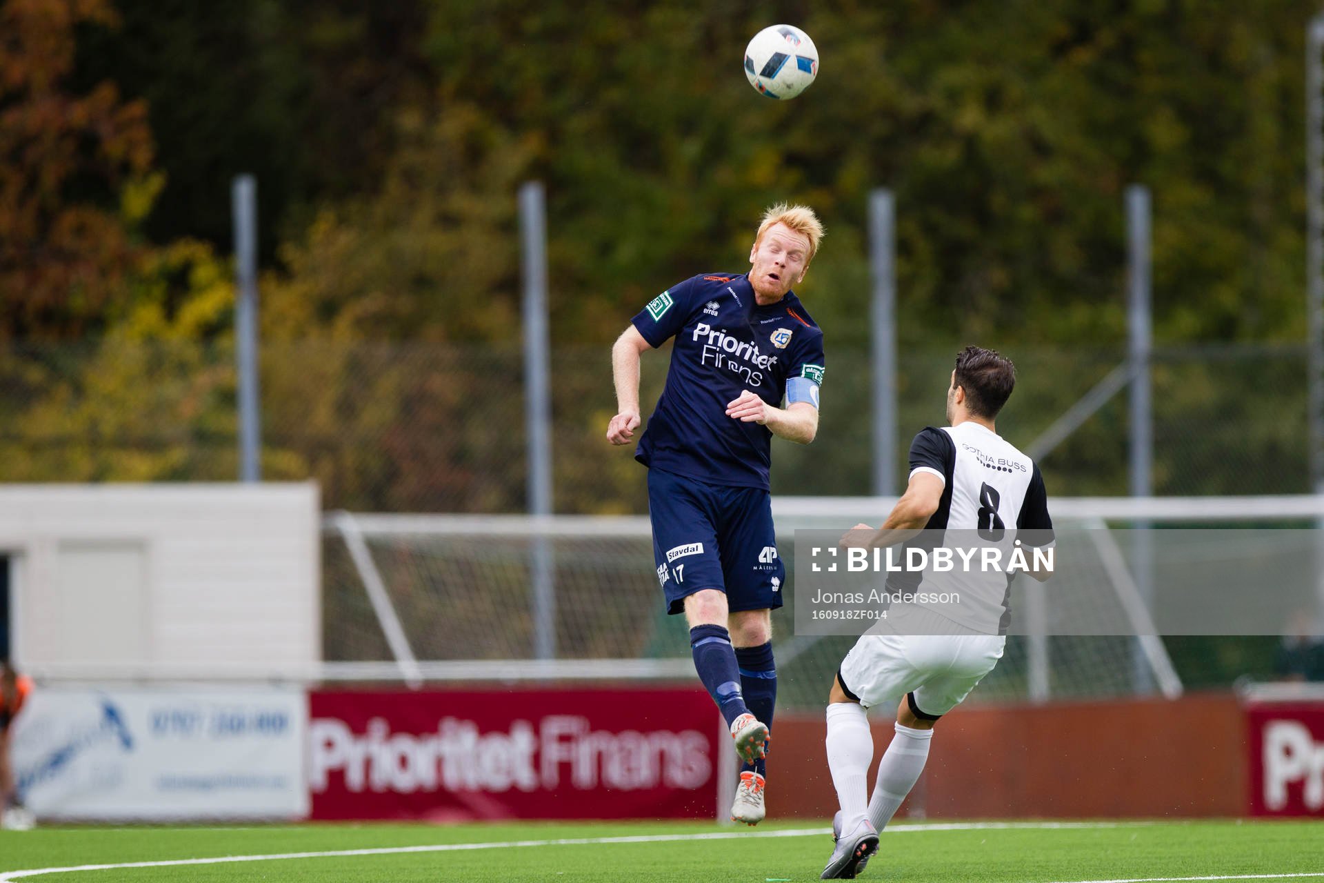Utsiktens Robin Jonsson nickar bollar medan Qvidings Arvin