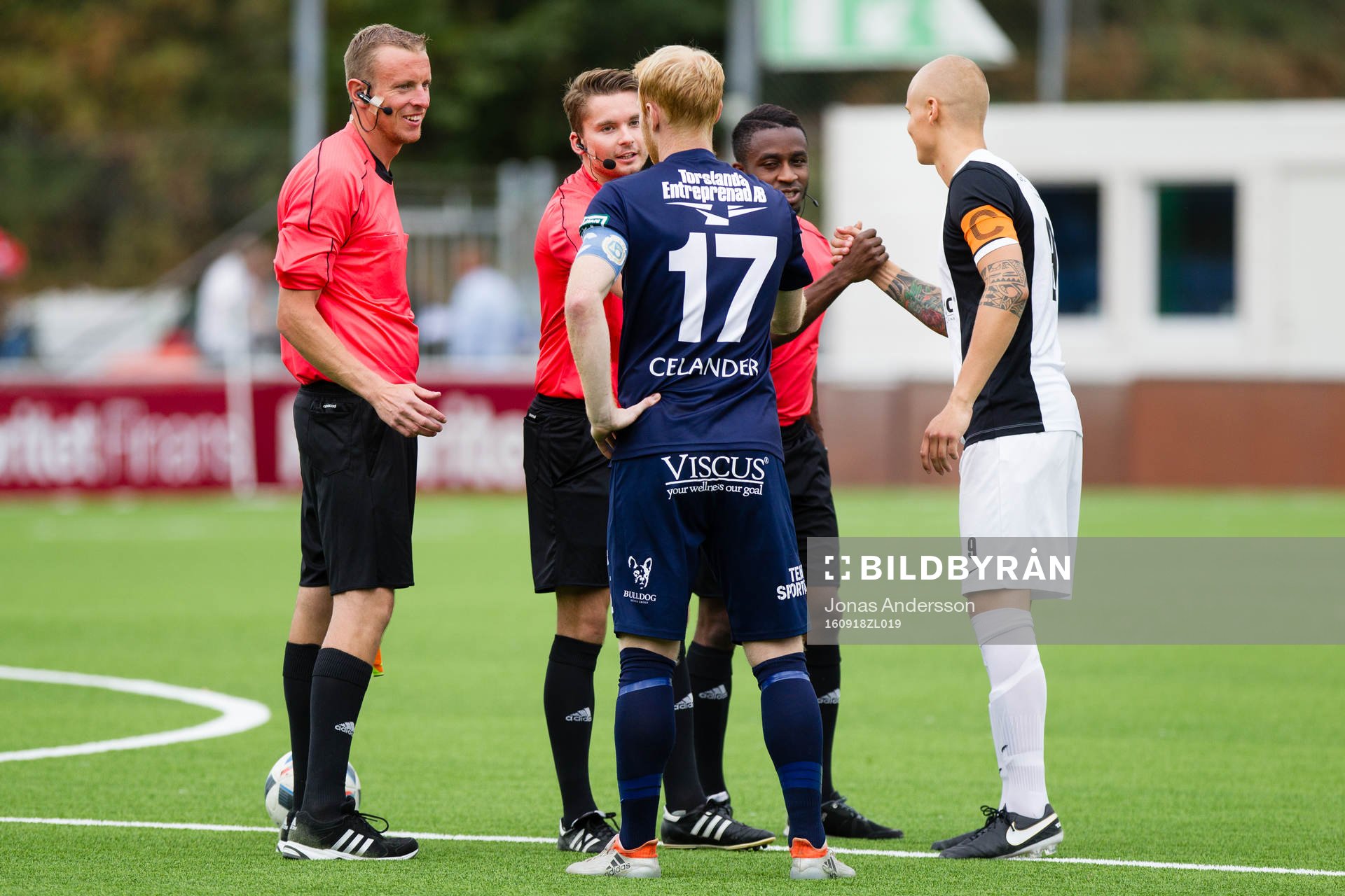 Dagens domartrio Marcus Lundgren (v), Joakim Östling (m)