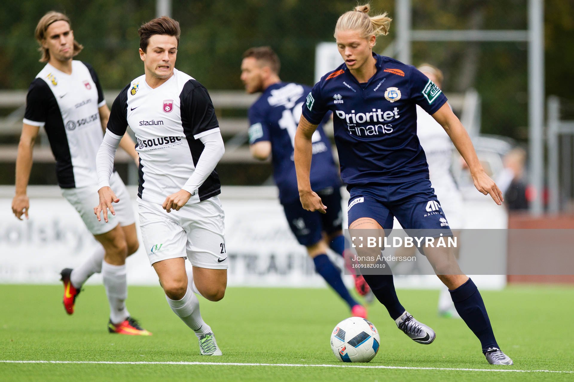 Qvidings Bryan Johansson jagar Utsiktens Emil Eliasson