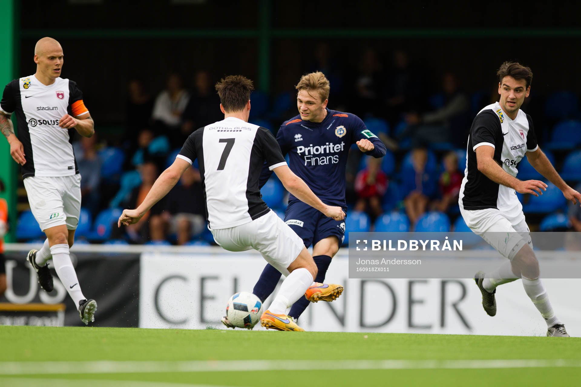 Utsiktens Adam Eriksson skjuter ett skott som Qvidings Anders Alö täcker under fotbollsmatchen i Division 1 södra mellan Utsikten och Qviding den 18 september 2016 i Göteborg.