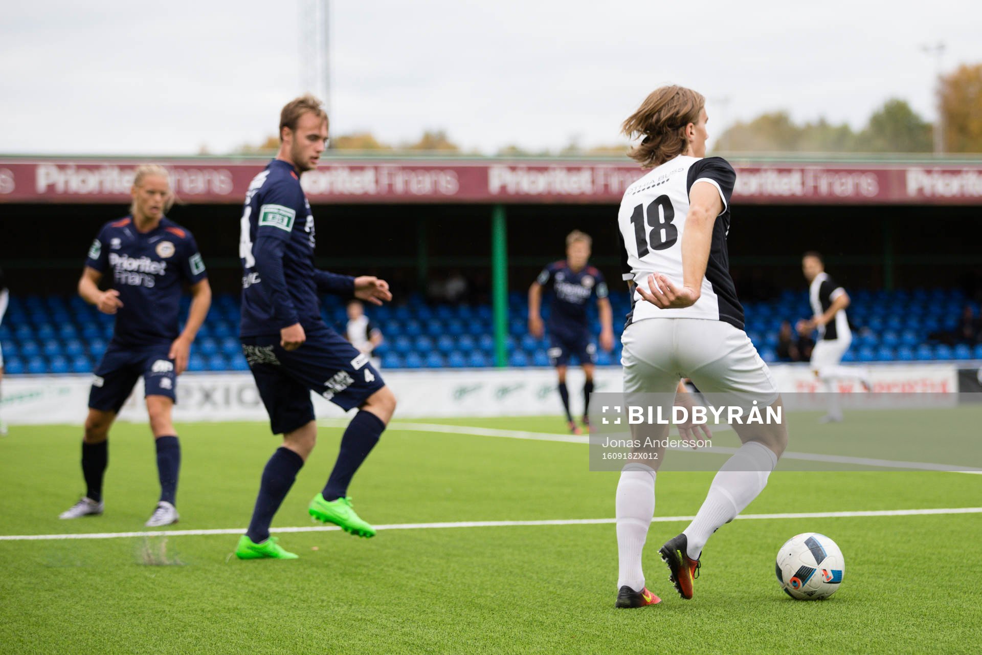 Qvidings Gustav Hedlund springer förbi Utsiktens Niklas