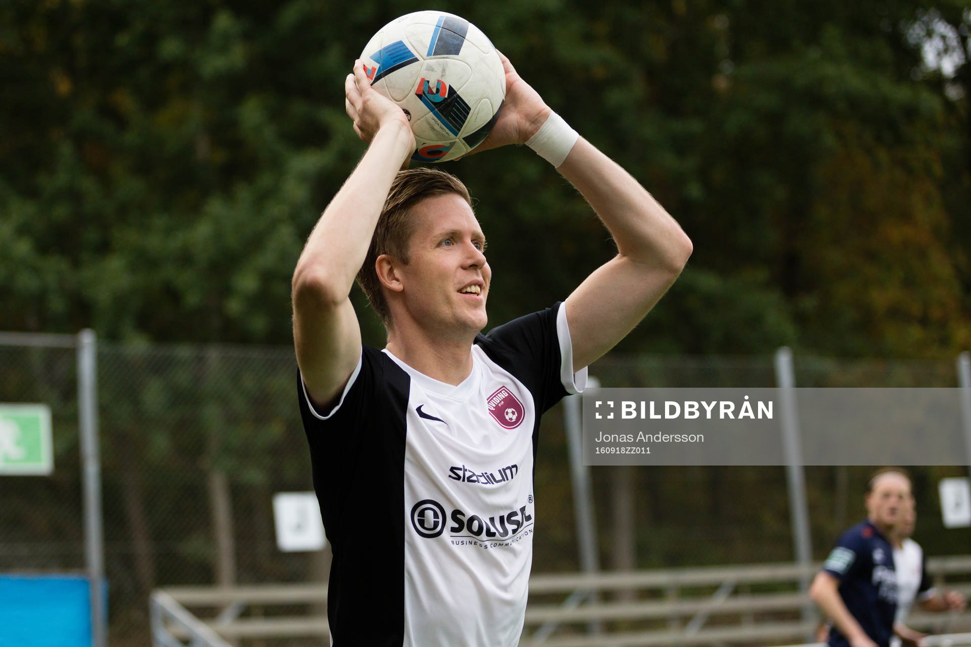 Qvidings Rickard Hansson kastar inkast under fotbollsmatchen i Division 1 södra mellan Utsikten och Qviding den 18 september 2016 i Göteborg. 