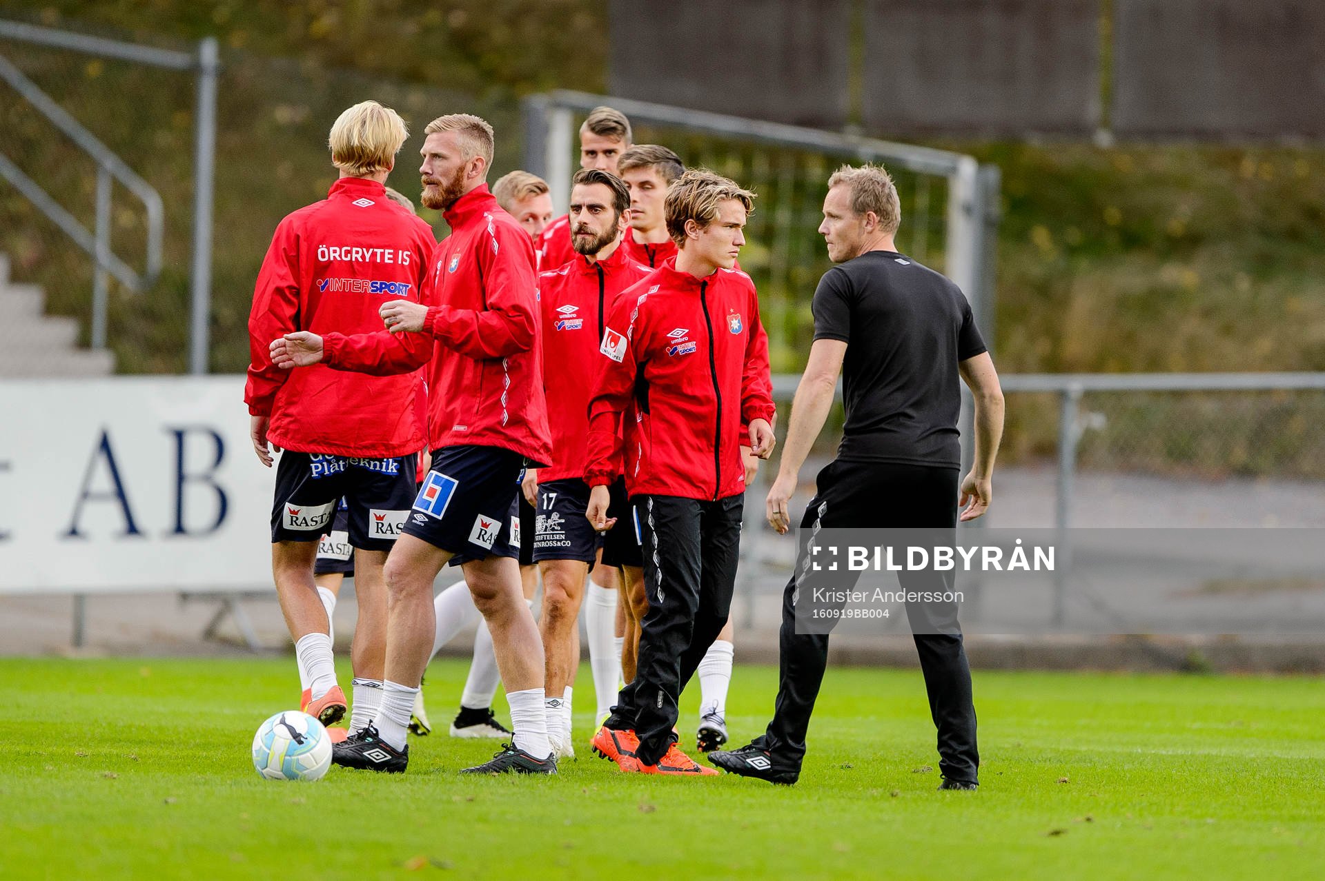 Örgrytes spelare värmer upp före fotbollsmatchen i