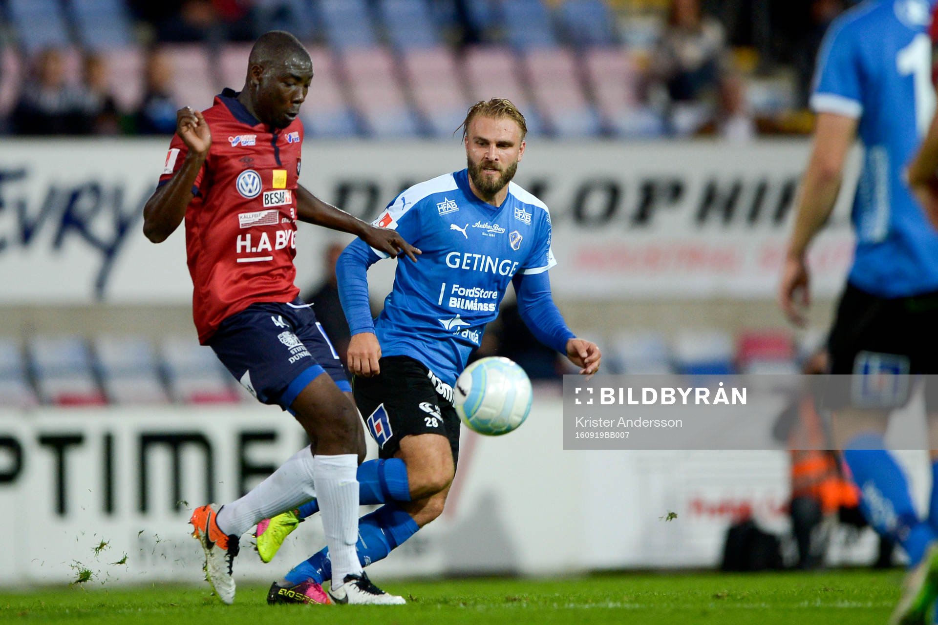 Örgrytes Alexis Yougouda Kada och Halmstads Jesper Westerberg under fotbollsmatchen i Superettan mellan Halmstad och Örgryte den 19 september 2016 i Halmstad.