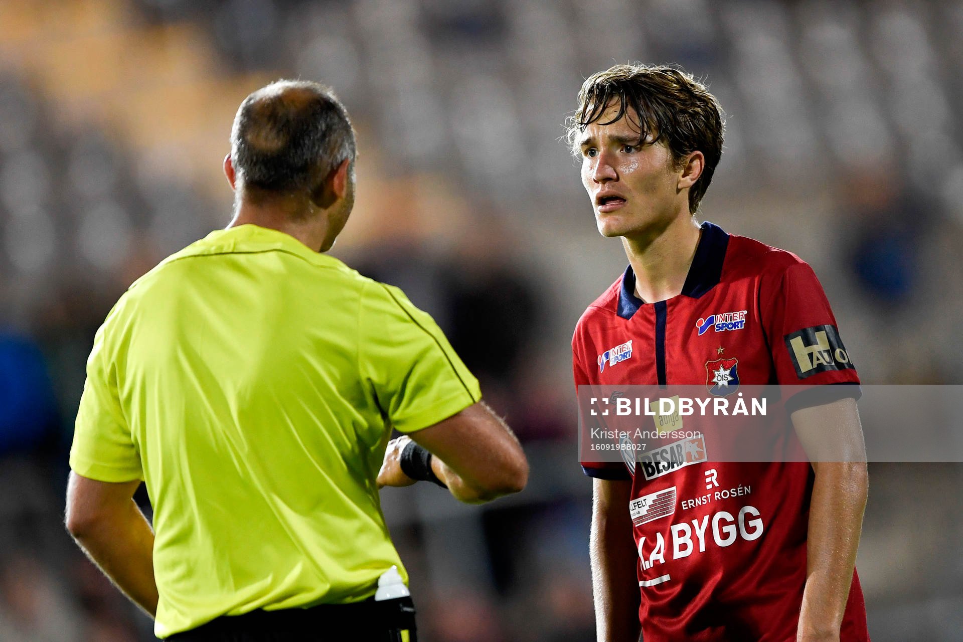 Örgrytes Jakob Lindström får gult kort av domare Patrik Eriksson under fotbollsmatchen i Superettan mellan Halmstad och Örgryte den 19 september 2016 i Halmstad.