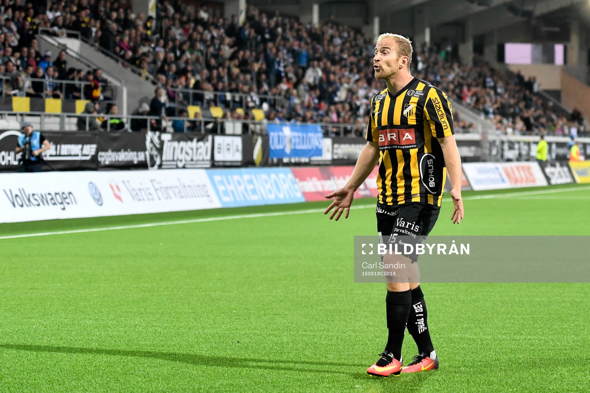 Häckens Sebastian Heaver reagerar mot linjedomaren