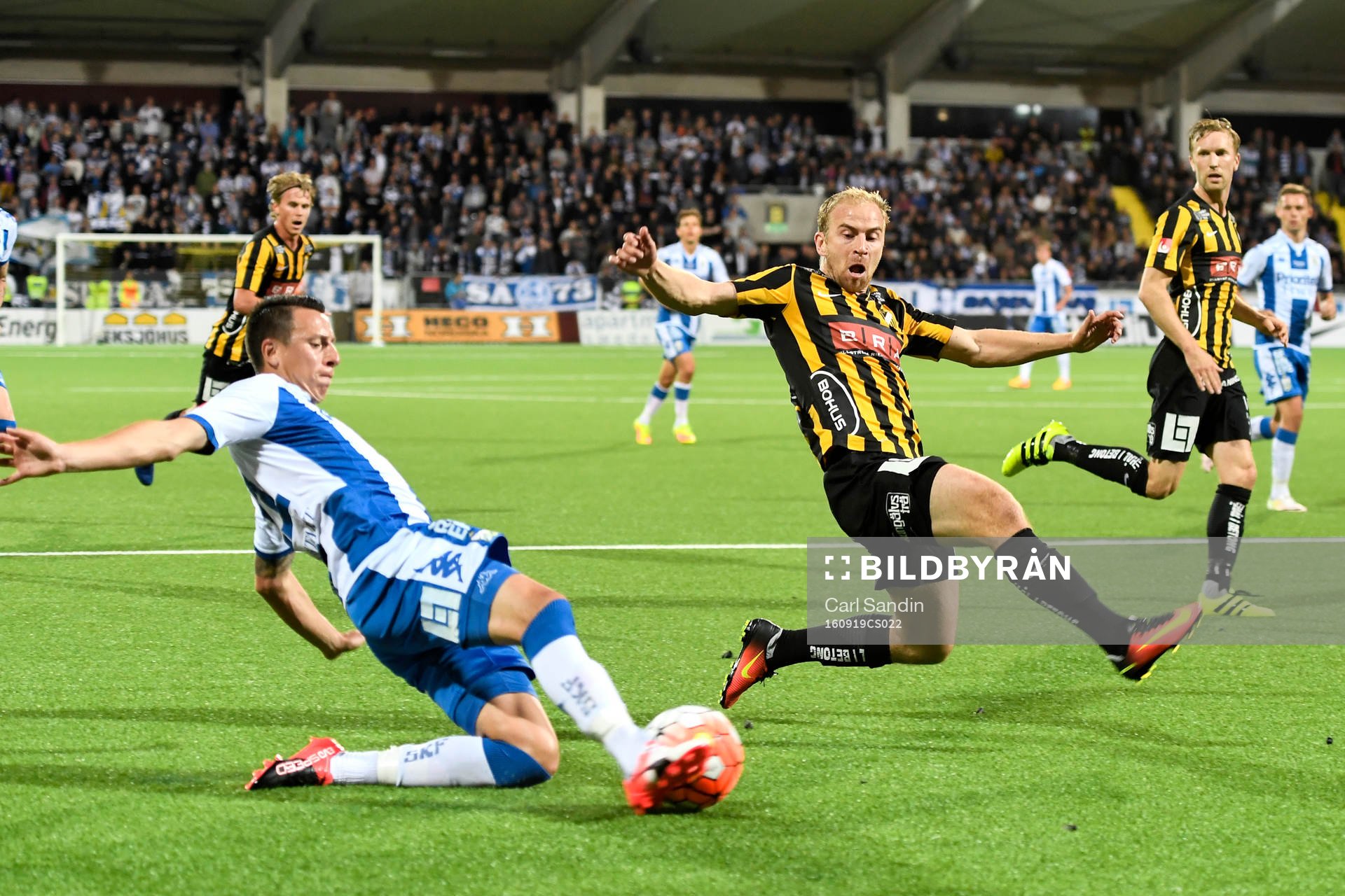 IFK Göteborgs Martin Smedberg Dalence och Häckens Sebastian Heaver under fotbollsmatchen i Allsvenskan mellan Häcken och IFK Göteborg den 19 september 2016 i Göteborg.