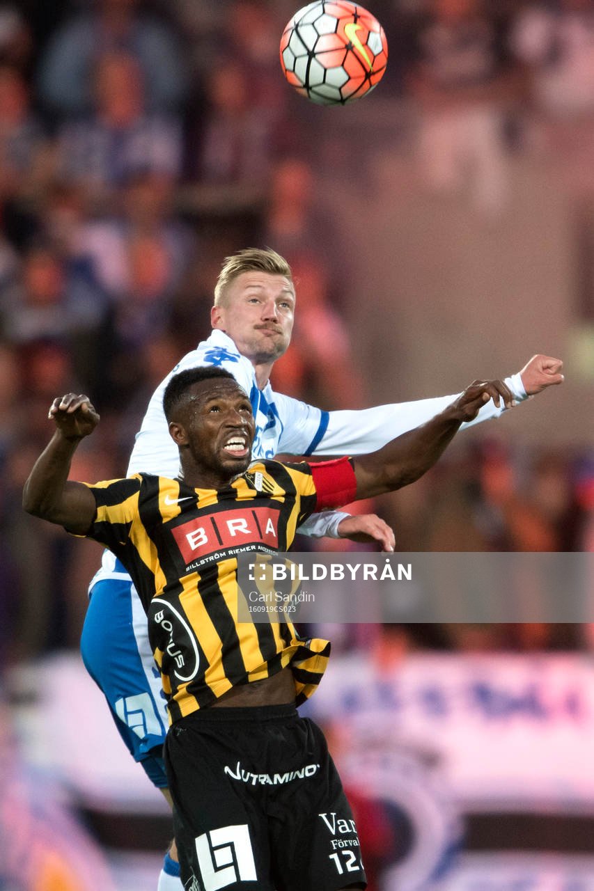Nickduell mellan Häckens Mohammed Abubakari och IFK