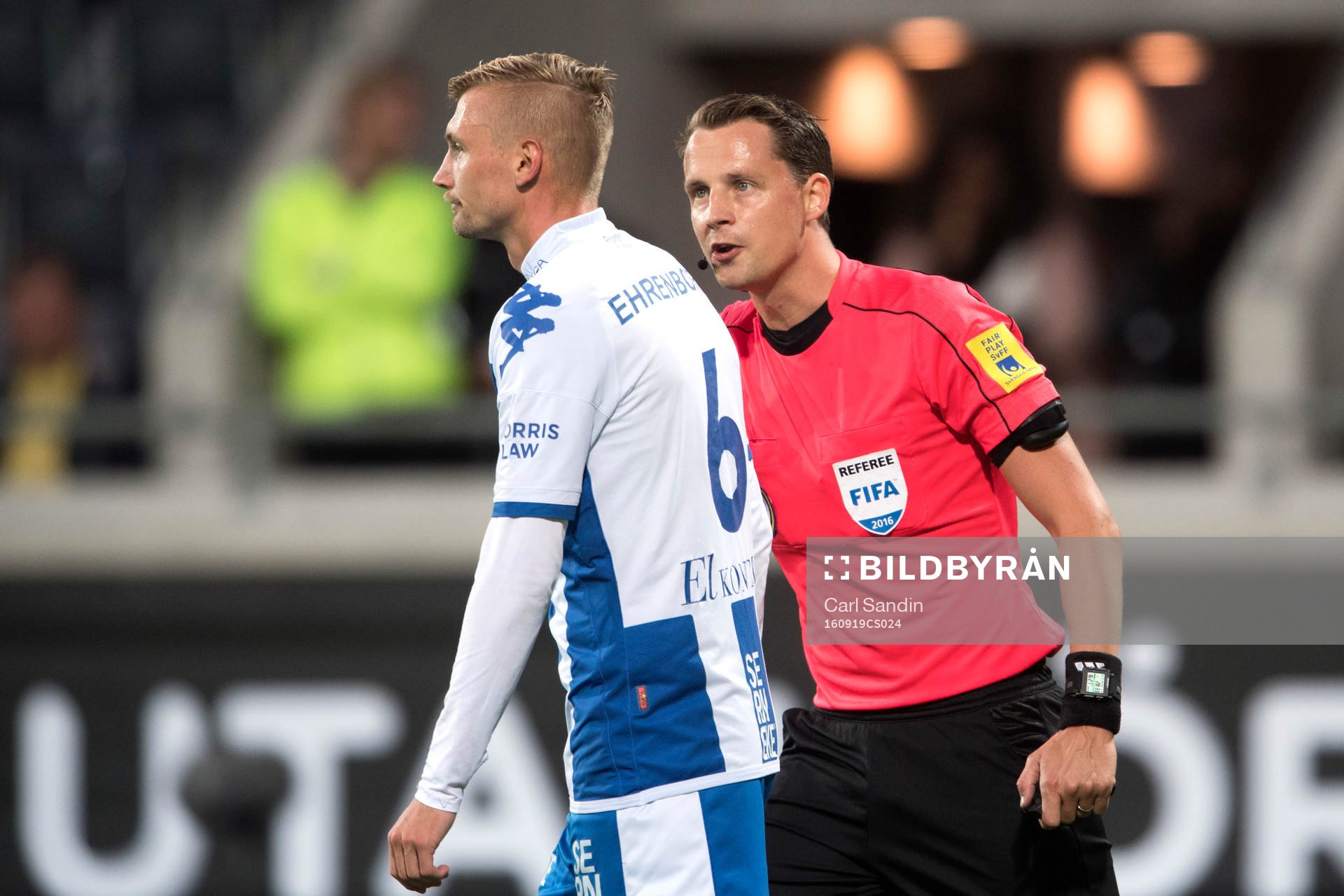 Domare Andreas Ekberg pratar med IFK Göteborgs Sebastian
