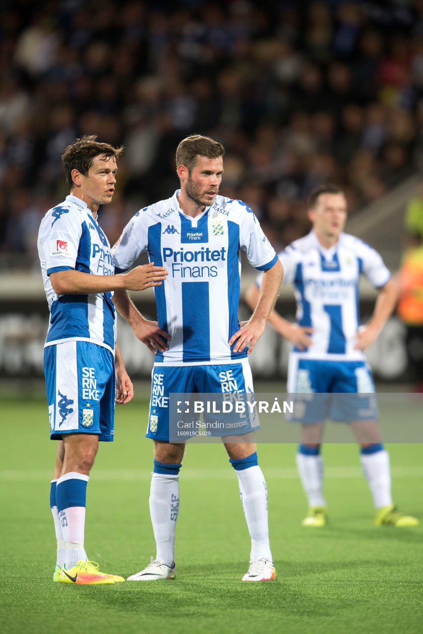 IFK Göteborgs Mads Albaek pratar med Emil Salomonsson under fotbollsmatchen i Allsvenskan mellan Häcken och IFK Göteborg den 19 september 2016 i Göteborg.